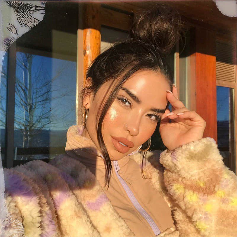 iluvsarahiiさんのインスタグラム写真 - (iluvsarahiiInstagram)「After a day of snowmobiling through the Wyoming mountains, visiting hot springs and eating hella snacks my makeup still looks 🔥Shoutout to bomb skincare and the golden hour out here! who tuned into today’s live ? Fastest makeup ever!! #glowcamp  ___________________________________________ Skin- @olehenriksen C-Rush Gel Cream + Banana Bright Face Primer + Banana Bright Eye Cream + SPF  Face - @jouercosmetics Essential High Coverage Concealer (just a little and blended out with my ring finger) + @buxomcosmetics Ibiza Blush + @maccosmetics Hyper Real Glow Palette  Lips - @lagirlcosmetics Keep it spicy lip pencil + @nyxcosmetics Suede lipstick in Free Spirt」3月20日 11時47分 - iluvsarahii