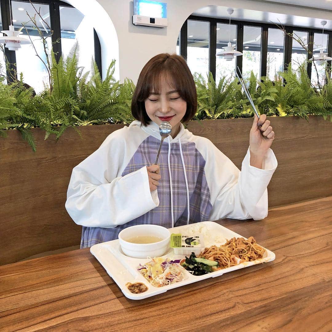 のインスタグラム：「皆さんお昼の時間が近づいてきました🍛🍙 皆さんは何を食べますか？😋 ー #チェックコーデ#チェック#パステルカラー#パステルコーデ#韓国好きな人と繋がりたい」