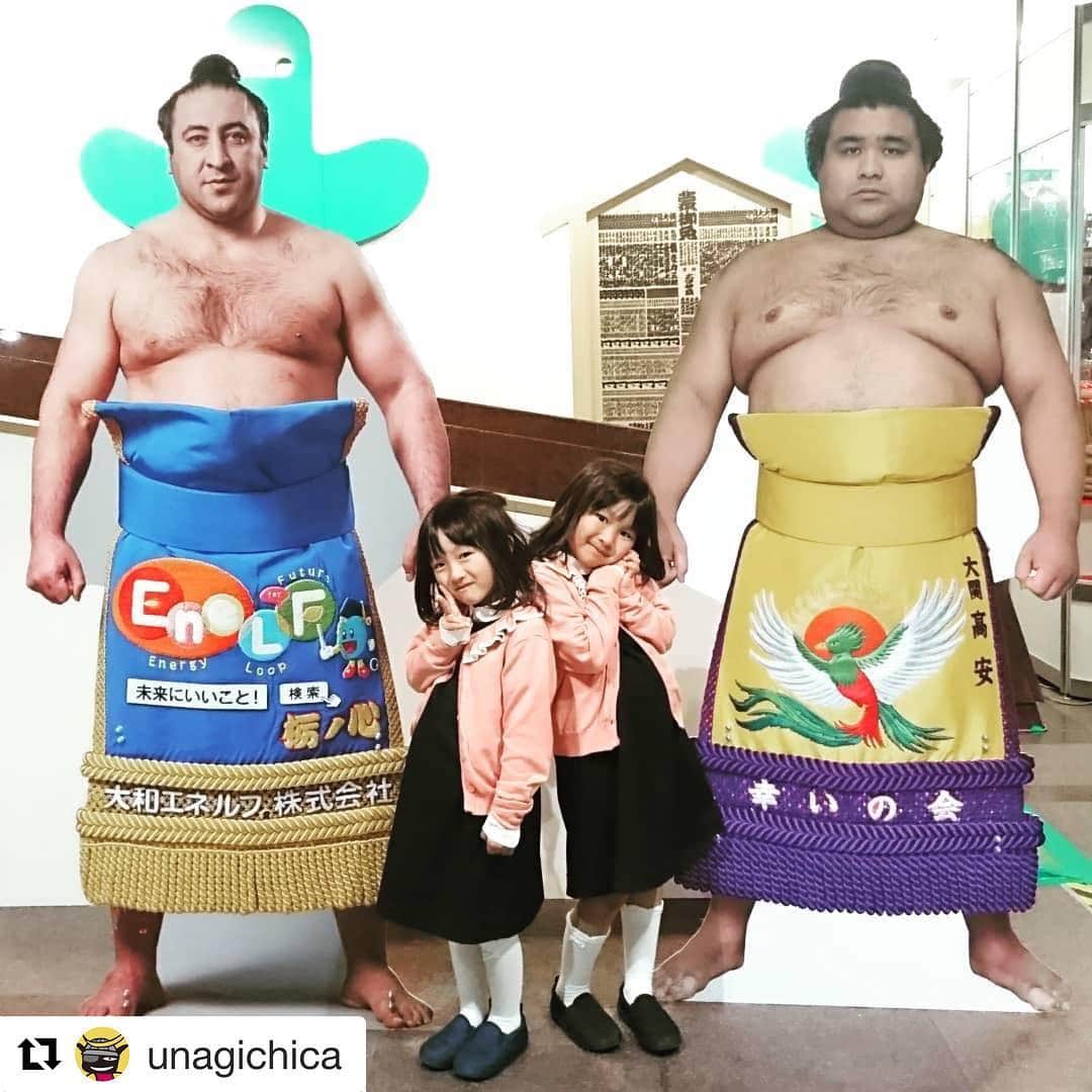 日本相撲協会さんのインスタグラム写真 - (日本相撲協会Instagram)「大関の等身大パネルと記念撮影✨ ・ ＃sumodayを付けて投稿いただいた投稿を場所中、repostさせていただきます！※事前に連絡いたします  #相撲 #sumo  #力士 #三月場所 #大阪 #春場所 #sumoday  #repost  #Repost @unagichica with @get_repost ・・・ we love Sumo.  #sumoday #3sisters #twins #6yearsold #11yearsold」3月20日 11時53分 - sumokyokai