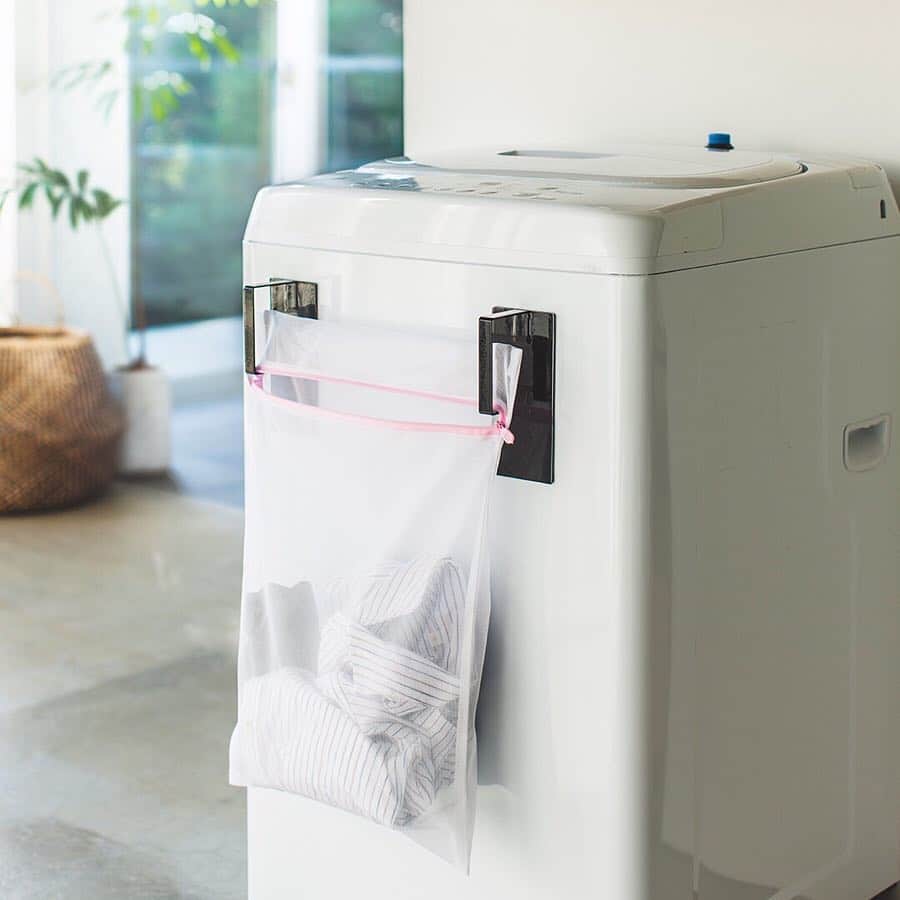 yamazaki_japanさんのインスタグラム写真 - (yamazaki_japanInstagram)「洗濯機にマグネットで簡単取り付け。「マグネット洗濯ネットハンガー タワー」のご紹介です。  衣類を大切にお洗濯するために必要な洗濯ネットを、お洗濯のときにサッと取り出せるように、洗濯機に直接掛けて収納できる便利アイテム。 ハンガーに掛けたまま洗濯物を入れることもでき、最後はそのまま洗濯機に。  使い方は他にも、ハンガーを引っ掛けてハンガー収納用にも！ 一番使いやすい方法を見つけて、毎日のお洗濯の時間を快適にしてみてください◎ --------------------------------- 山崎実業のコラムサイト「Simple Life Lab.」も運営中◎ 暮らしのアイデアや、漫画ヤマクマちゃんなど様々なコンテンツが掲載されています。 是非ご覧ください。 https://www.yamajitsu.co.jp/lab/ --------------------------------- ■SIZE　約W7×D6×H16cm(1つあたり) ■耐荷重 約3kg ■ 取り付け可能な洗濯ネット 角型洗濯ネット・丸型洗濯ネット #home#tower#家事#洗濯#家事効率#スタイリッシュ#マグネット収納#ランドリー#洗濯ネット#ランドリー収納#洗濯機#暮らし#丁寧な暮らし#シンプルライフ#おうち#北欧雑貨#北欧インテリア#収納#シンプル#モダン#便利#おしゃれ #雑貨#yamazaki #山崎実業 #laundry #laundryroom #washing」3月20日 12時03分 - yamazaki.home.channel