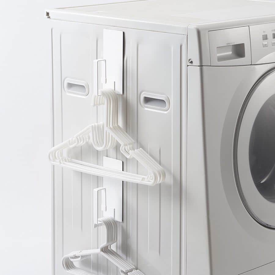 yamazaki_japanさんのインスタグラム写真 - (yamazaki_japanInstagram)「洗濯機にマグネットで簡単取り付け。「マグネット洗濯ネットハンガー タワー」のご紹介です。  衣類を大切にお洗濯するために必要な洗濯ネットを、お洗濯のときにサッと取り出せるように、洗濯機に直接掛けて収納できる便利アイテム。 ハンガーに掛けたまま洗濯物を入れることもでき、最後はそのまま洗濯機に。  使い方は他にも、ハンガーを引っ掛けてハンガー収納用にも！ 一番使いやすい方法を見つけて、毎日のお洗濯の時間を快適にしてみてください◎ --------------------------------- 山崎実業のコラムサイト「Simple Life Lab.」も運営中◎ 暮らしのアイデアや、漫画ヤマクマちゃんなど様々なコンテンツが掲載されています。 是非ご覧ください。 https://www.yamajitsu.co.jp/lab/ --------------------------------- ■SIZE　約W7×D6×H16cm(1つあたり) ■耐荷重 約3kg ■ 取り付け可能な洗濯ネット 角型洗濯ネット・丸型洗濯ネット #home#tower#家事#洗濯#家事効率#スタイリッシュ#マグネット収納#ランドリー#洗濯ネット#ランドリー収納#洗濯機#暮らし#丁寧な暮らし#シンプルライフ#おうち#北欧雑貨#北欧インテリア#収納#シンプル#モダン#便利#おしゃれ #雑貨#yamazaki #山崎実業 #laundry #laundryroom #washing」3月20日 12時03分 - yamazaki.home.channel