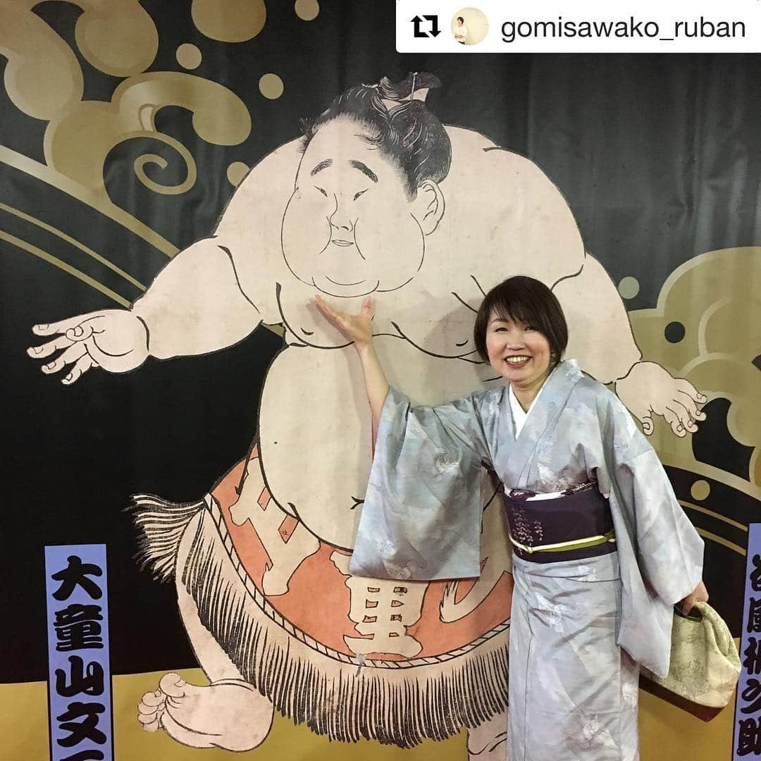 日本相撲協会さんのインスタグラム写真 - (日本相撲協会Instagram)「会場2階にある江戸時代の錦絵と記念撮影✨ ＃sumodayを付けて投稿いただいた投稿を場所中、repostさせていただきます！※事前に連絡いたします  #相撲 #sumo  #力士 #三月場所 #大阪 #春場所 #sumoday  #repost  #Repost @gomisawako_ruban with @get_repost ・・・ 江戸時代の力士159cm169kgの大童山文五郎とお揃いの二重アゴ🤣 ビューティとはほど遠いけど、何だかお気に入りの一枚💓🤣 #sumo #sumoday  #大相撲  #大阪 #春場所 #着物 #年に一度のお楽しみ  #セミナー講師  #メイクレッスン講師  #コスメコンシェルジュ  #化粧品検定1級  #メイクレッスン大阪  #メイクアップリュバン」3月20日 11時57分 - sumokyokai