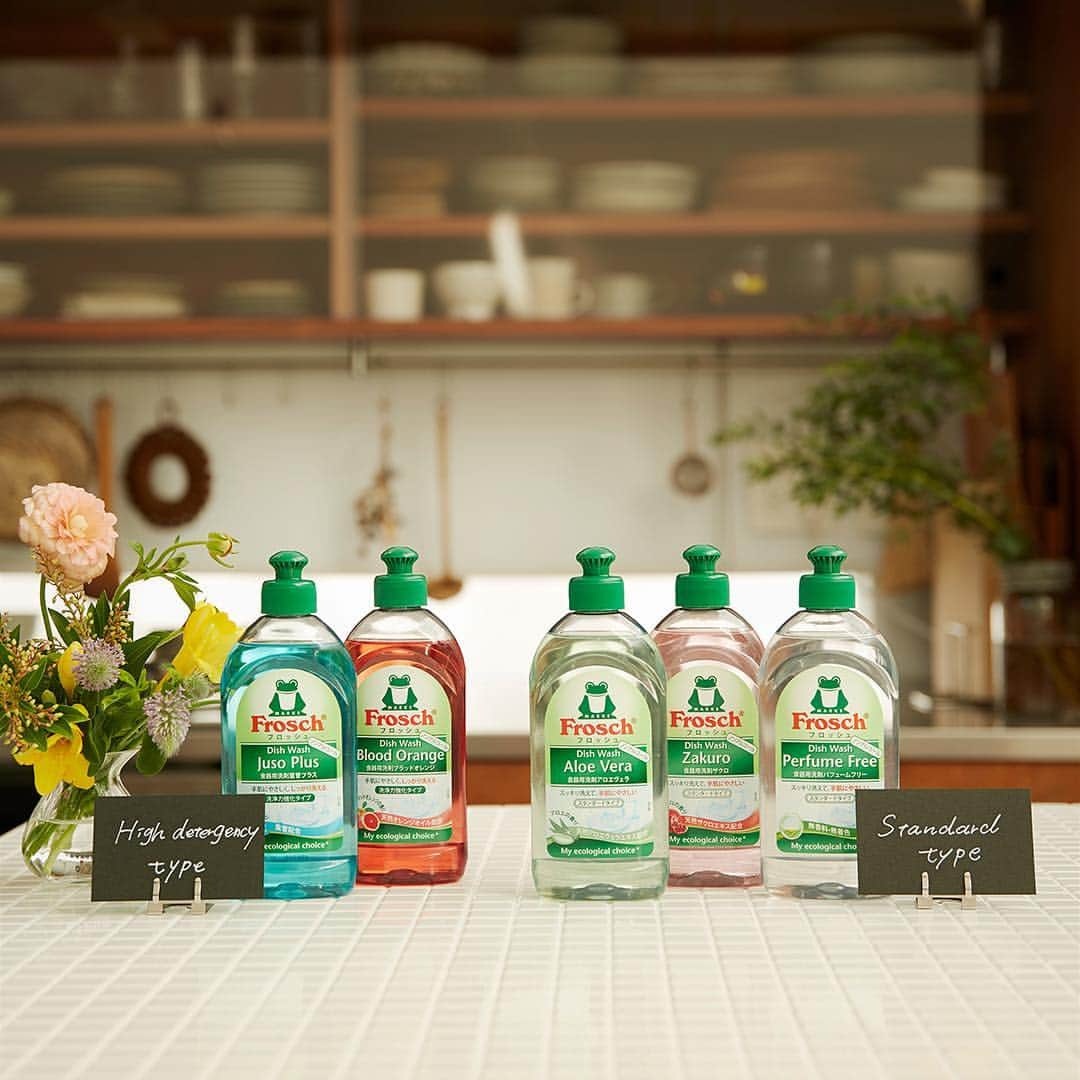 Frosch（フロッシュ）さんのインスタグラム写真 - (Frosch（フロッシュ）Instagram)「フロッシュの食器用洗剤はお気に入りの1本もあるけれど、それぞれ違った魅力があるから、別のものも使ってみたくなるんですよね。 スタンダードタイプと洗浄力強化タイプで2本そろえて、洗い物の種類に応じて使い分けるのもおすすめです。 ＊ #お気に入り #カラフル #食器用洗剤 #手肌にやさしい #花のある暮らし #心地よい暮らし #丁寧な暮らし #キッチン #フロッシュのある暮らし #フロッシュ #Frosch」3月20日 12時00分 - frosch.jp