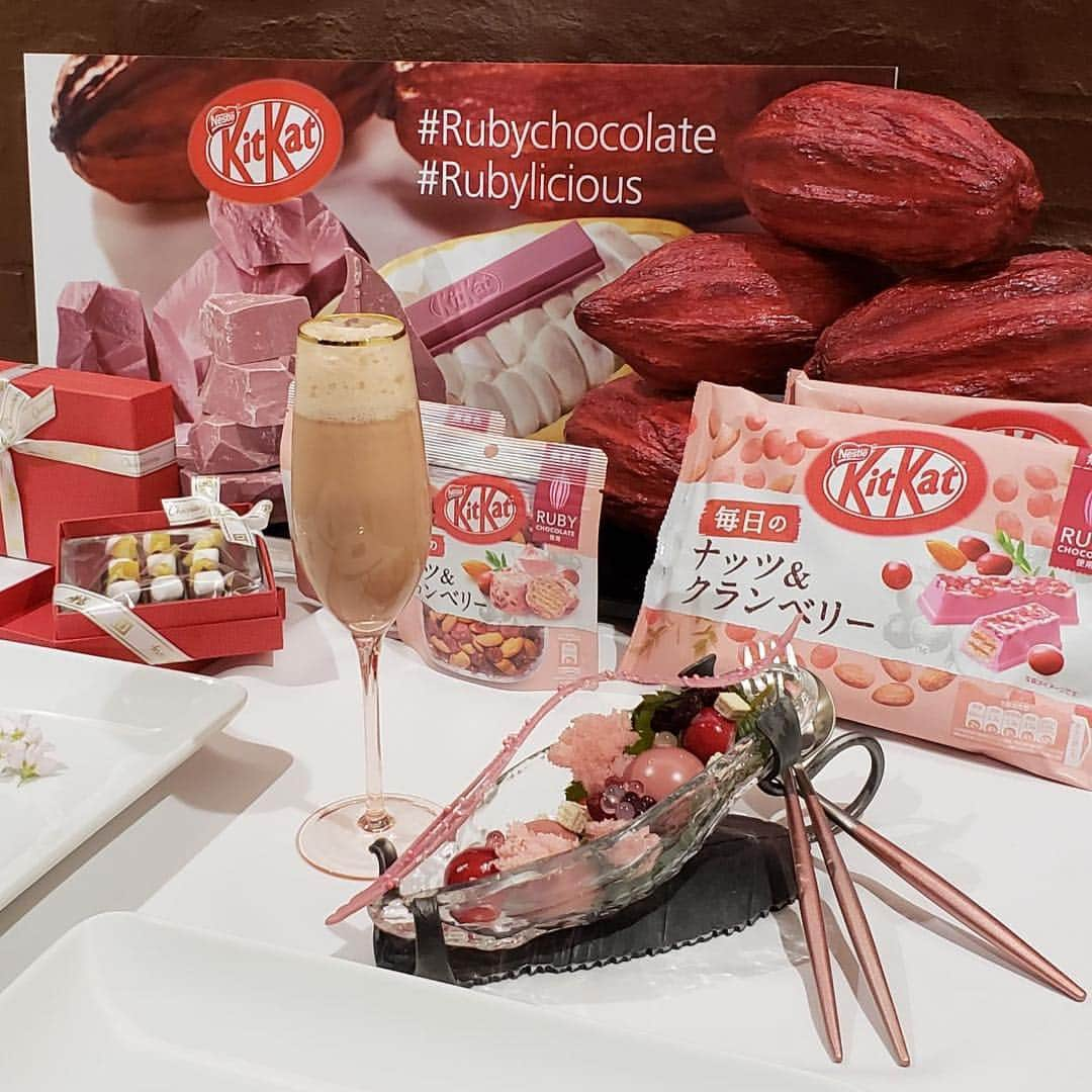 KITKAT Chocolatoryさんのインスタグラム写真 - (KITKAT ChocolatoryInstagram)「#Rubylicious﻿ ルビーチョコレートを使用した新製品をお披露目！﻿ ビター、ミルク、ホワイトに次ぐ第4のチョコレート、﻿ ルビーチョコレート。﻿ ﻿ 発表から1周年を記念し、﻿ ルビーチョコレートを世界で初めて商品化し発売したネスレと﻿ ルビーチョコレートの生みの親であるバリーカレボー社が、﻿ “キットカット ショコラトリー“銀座本店で1周年記念イベントを行いました。﻿ ﻿ イベントでは、バリーカレボー社のグローバル バイスプレジデントであるバス スミット氏がスイスから来日。﻿ ﻿ さらに、国内外の実力派シェフ・パティシエ6名による﻿ 『桜』をテーマにしたルビーチョコレート創作スイーツのお披露目／試食イベントを行いました。﻿ ﻿ ﻿ #キットカット#キットカット好き#キットカット大好き#ルビーチョコレート#ルビーチョコ#ルビーカカオ#ピンクチョコレート#チョコ#チョコレート#チョコレート🍫#チョコ好き#チョコ大好き#チョコレート好き#チョコレート大好き#チョコレート好きさんと繋がりたい#必需品#自分チョコ#自分にご褒美#ご褒美チョコ#プチスイーツ#kitkat#kitkat🍫#kitkatjapan#kitkatlovers#kitkatchocolate#rubychocolate#pinkchocolate#japanesechocolate#haveabreak」3月20日 12時00分 - kitkat_japan_official