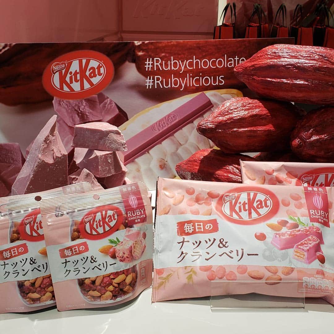 KITKAT Chocolatoryさんのインスタグラム写真 - (KITKAT ChocolatoryInstagram)「#Rubylicious﻿ ルビーチョコレートを使用した新製品をお披露目！﻿ ビター、ミルク、ホワイトに次ぐ第4のチョコレート、﻿ ルビーチョコレート。﻿ ﻿ 発表から1周年を記念し、﻿ ルビーチョコレートを世界で初めて商品化し発売したネスレと﻿ ルビーチョコレートの生みの親であるバリーカレボー社が、﻿ “キットカット ショコラトリー“銀座本店で1周年記念イベントを行いました。﻿ ﻿ イベントでは、バリーカレボー社のグローバル バイスプレジデントであるバス スミット氏がスイスから来日。﻿ ﻿ さらに、国内外の実力派シェフ・パティシエ6名による﻿ 『桜』をテーマにしたルビーチョコレート創作スイーツのお披露目／試食イベントを行いました。﻿ ﻿ ﻿ #キットカット#キットカット好き#キットカット大好き#ルビーチョコレート#ルビーチョコ#ルビーカカオ#ピンクチョコレート#チョコ#チョコレート#チョコレート🍫#チョコ好き#チョコ大好き#チョコレート好き#チョコレート大好き#チョコレート好きさんと繋がりたい#必需品#自分チョコ#自分にご褒美#ご褒美チョコ#プチスイーツ#kitkat#kitkat🍫#kitkatjapan#kitkatlovers#kitkatchocolate#rubychocolate#pinkchocolate#japanesechocolate#haveabreak」3月20日 12時00分 - kitkat_japan_official