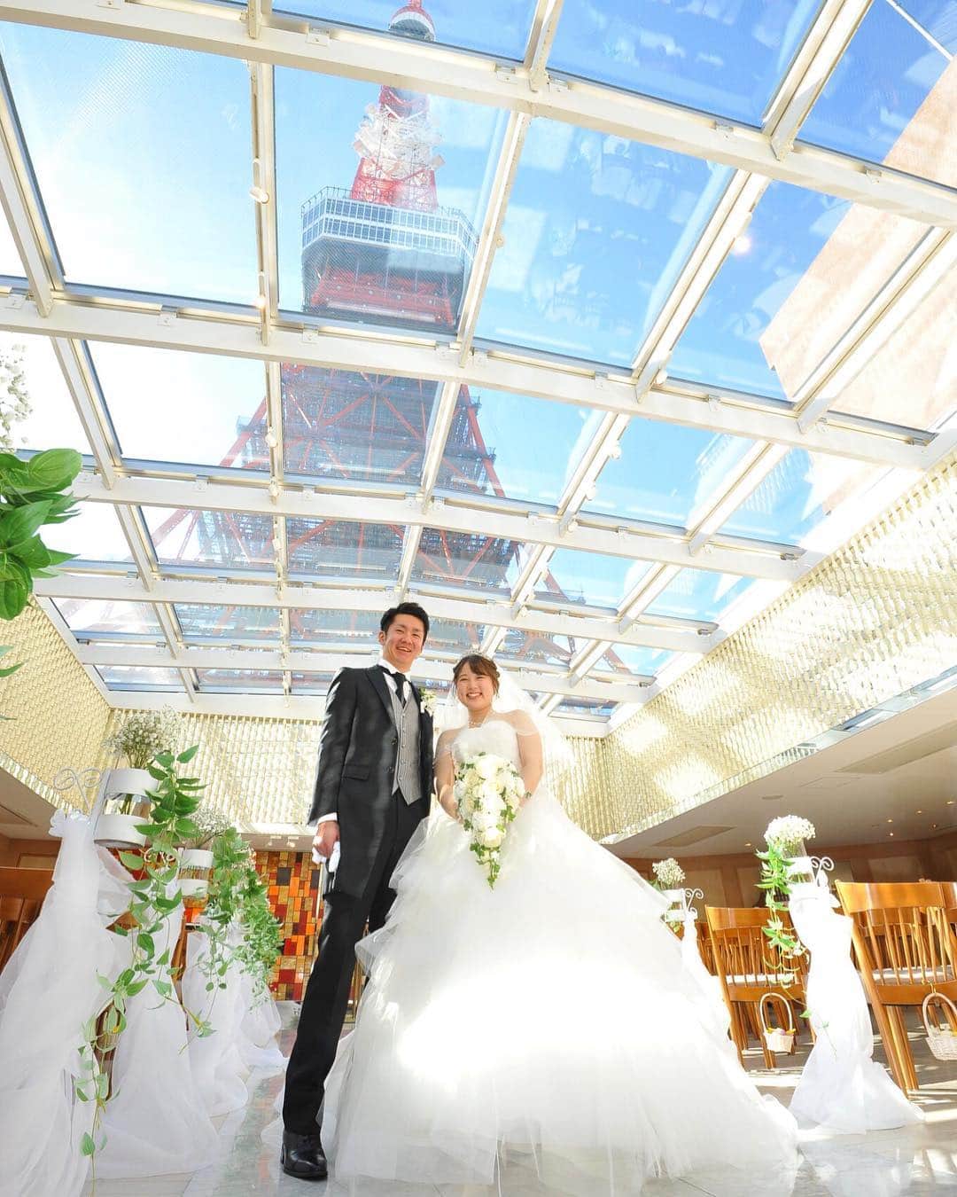 東京タワーの麓の結婚式さんのインスタグラム写真 - (東京タワーの麓の結婚式Instagram)「🗼♡ The Place of TOKYO 卒花さんの声 #tptリアルボイス をご紹介させていただきます♡ 本日はカバーフォトの「チャペル」について…💕 . 🗼「バージンロードが長かった♡」 🗼「夜に式は幻想的でグッド♪」 🗼「天井が高くて雰囲気抜群！！」 🗼「生演奏が感動でした👏」 . 日本最大級の結婚準備クチコミ情報サイト ‎ウエディングパークよりほんの一部をご紹介させていただきました♡ . 詳細は➡︎(@theplaceoftokyo)まで♡ . #theplaceoftokyo #ザプレイスオブトウキョウ #プレイスオブトウキョウ #東京タワー #東京タワー🗼 #東京タワーで結婚式 #東京タワーが好き #インスタジェニック婚 #tokyotower #wedding #ウェディング #プレ花嫁 #卒花嫁 #2019年春婚 #2019夏婚 #2019秋婚 #2019冬婚 #結婚式準備 #結婚式場探し #式場探し #東京花嫁 #関東プレ花嫁 #日本中のプレ花嫁さんと繋がりたい #イルミネーション #東京タワー見える #東京タワーの真下」3月20日 12時00分 - theplaceoftokyo