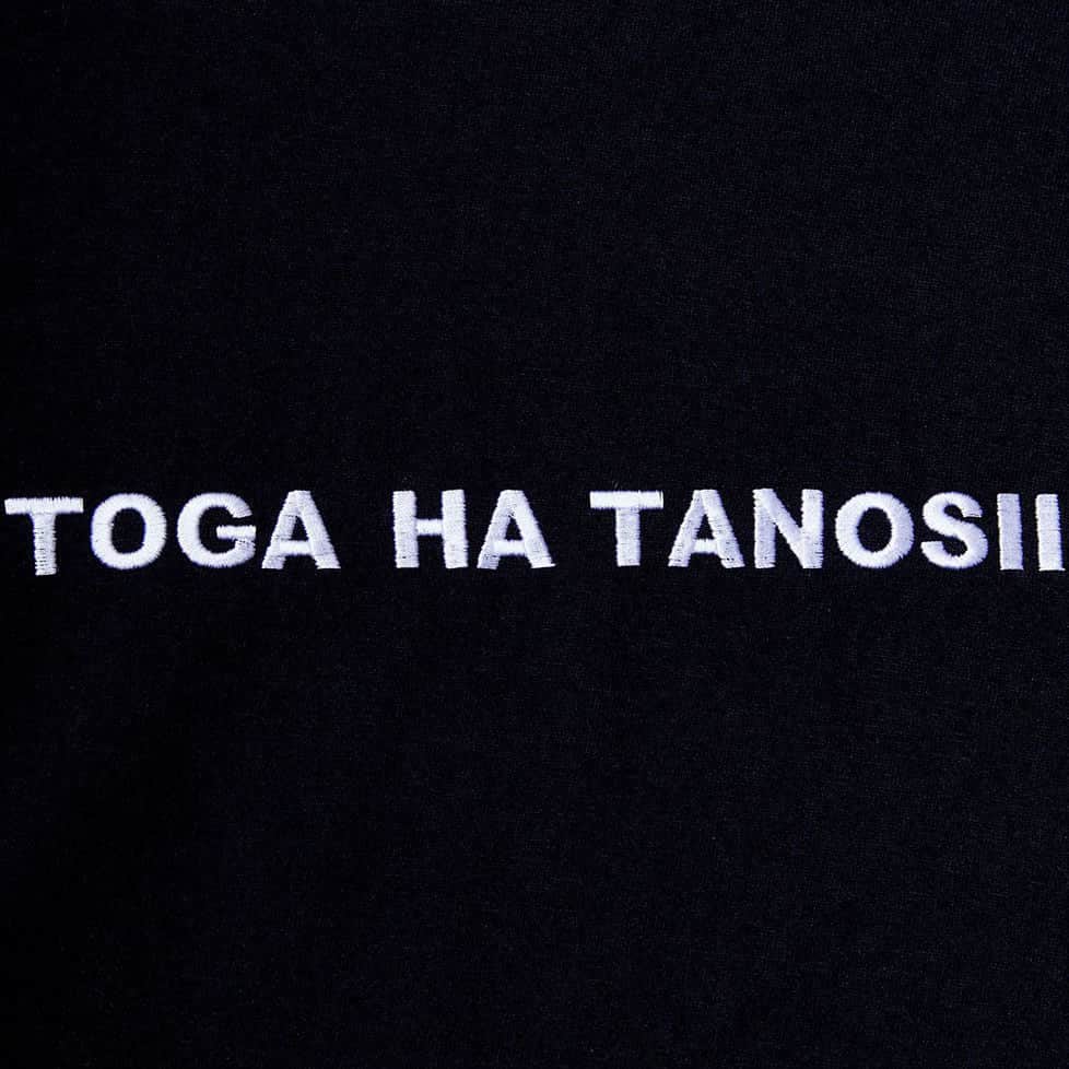 The Fashion Postさんのインスタグラム写真 - (The Fashion PostInstagram)「大阪発ブランドとのコラボアイテムも登場、 TOGA (トーガ) が大阪にてスペシャルイベントを開催 TOGA Presents New Event "OSAKA TOGA" . . TOGA (トーガ) がメインコレクションのローンチを記念して TOGA 大阪店にて特別なイベント「OSAKA TOGA」を開催する。 会期は3月20日から31日まで。 . 今回のイベントでは、2019年春夏コレクションのキャンペーンビジュアルをフィーチャー。 大阪を舞台にしたドラマ『まんぷく』で主演を務めた女優、安藤サクラを鈴木親が大阪の新世界で撮り下ろしたキャンペーンをアザーカットも含めて展示する。 . 大阪店に併設されている古着屋 TOGA XTC OSAKA では、フォトグラファー夢一平による展示も開催。 こちらの展示もフォトグラファー自身の地元でもある大阪を舞台に撮影された作品が並ぶ。 . . また、イベントにあわせて大阪発のブランド THE モンゴリアンチョップスと BOKU HA TANOSII とコラボレーションしたアイテムも発売されるなど、話題が目白押し。 コラボレーションを記念して、鈴木親のディレクションのもと若手アーティストが手がけた映像も登場した。 . THE モンゴリアンチョップスの映像にはダンサーの柿崎麻莉子が、BOKU HA TANOSII の映像には SANABAGUN. (サナバガン) の髙橋紘一が登場。 どちらの映像にもアーティストの築地のはらが描いたねずみが登場し、音楽は髙橋紘一が手がけている。 . コラボアイテムは、TOGA を含む各ブランドの直営店で取り扱われ、大阪・中津の IMA:ZINE では別注カラーも発売されるというので、こちらもお見逃しなく。 . . ------------------------ . BRAND ‣ ‣ ‣ TOGA ( @togaarchives ) . . ｛ Information ｝ OSAKA TOGA 会期 : 2019年3月20日(水)~3月31日(日) *オープニングレセプションは3月20日(水) 18:00~21:00 会場 : TOGA 大阪店 住所 : 大阪府大阪市西区北堀江 1-23-7 大阪菓子会館 1F 時間 : 11:00~20:00 . . ‣ Mahana Hosoda ( @manaha_hosoda ) #TheFashionPost #TFP」3月20日 12時00分 - tfpjp