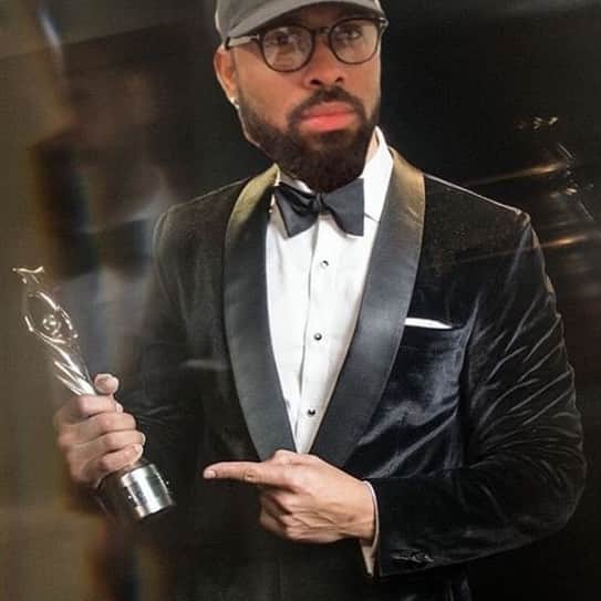 ホセ・レイエスのインスタグラム：「Comediante del año 🙏 gracias a todos por el apoyo 🤣」