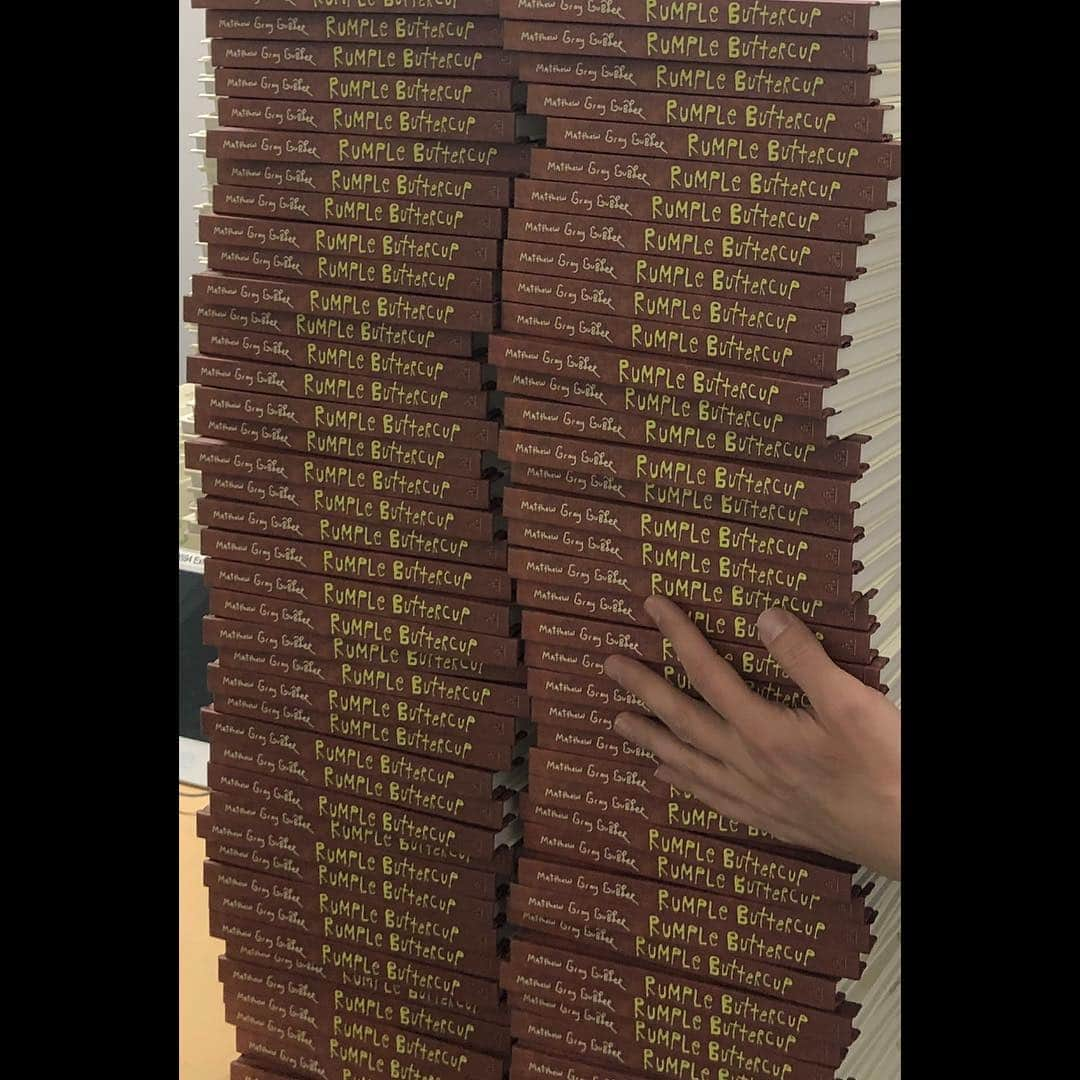 マシュー・グレイ・ギュブラーさんのインスタグラム写真 - (マシュー・グレイ・ギュブラーInstagram)「“No human being would stack books like this.”」3月20日 12時01分 - gublergram