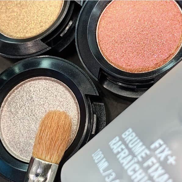 M∙A∙C Cosmetics Japanのインスタグラム：「⠀ キラキラのラメがかわいい✨ #ダズルシャドウ 相性ばつぐんのミスト化粧水[フィックス+]を使って、 化粧もちをプラス！ ⠀ ↓↓製品↓↓ [ダズルシャドウ] (左上から時計回り) オー ソー ギルティ スロー/ファスト/スロー イッツ アバウト シャイン [M·A·C プレップ プライム フィックス+] ⠀ REGRAM: @maccosmeticsafrica ⠀ ⠀ ⠀ ⠀ ⠀ ⠀ #MACCosmeticsJapan #MACコスメ #MACCosmetics #MAC #コスメ #メイク #アイシャドウ #EyeShadow #eye #キラキラ #MACDazzleShadow #ダズルシャドウ #溺愛 #マスト #ミスト化粧水 #化粧水 #フィックスプラス #MACFixPlus」