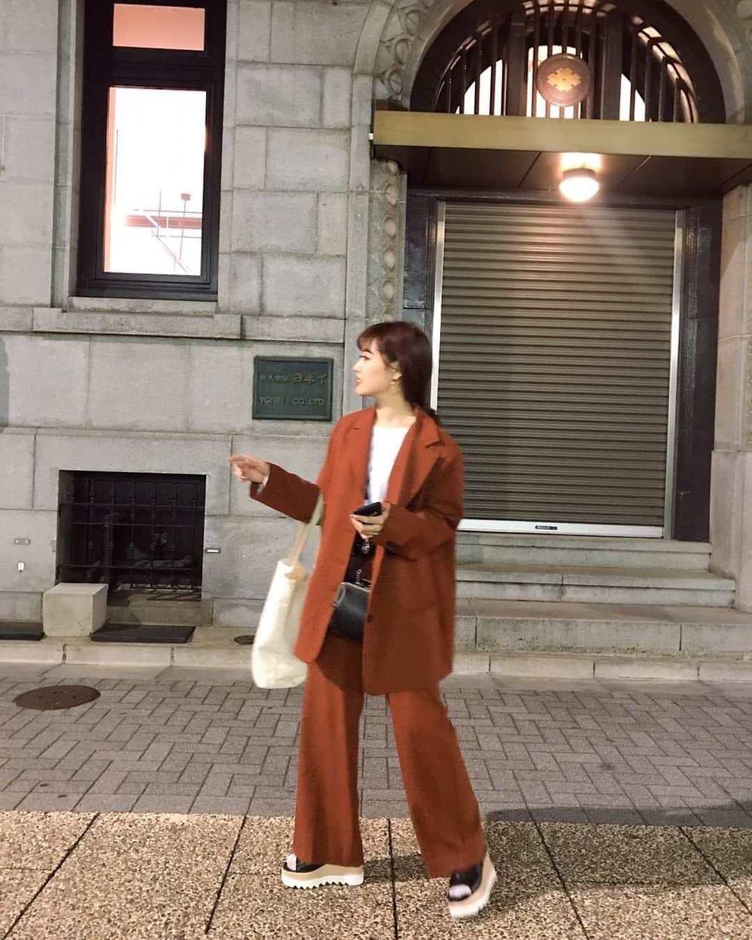 三方美穂さんのインスタグラム写真 - (三方美穂Instagram)「昨日は久しぶりに銀座に行ってきた〜🧡 お問い合わせ多くいただいてたセットアップは @amail_official ☺︎ #セットアップ #アマイル #ジャケットコーデ  #ブラウンコーデ #bobbibrown #コスメ #レセプション #銀座」3月20日 12時02分 - mihomikata