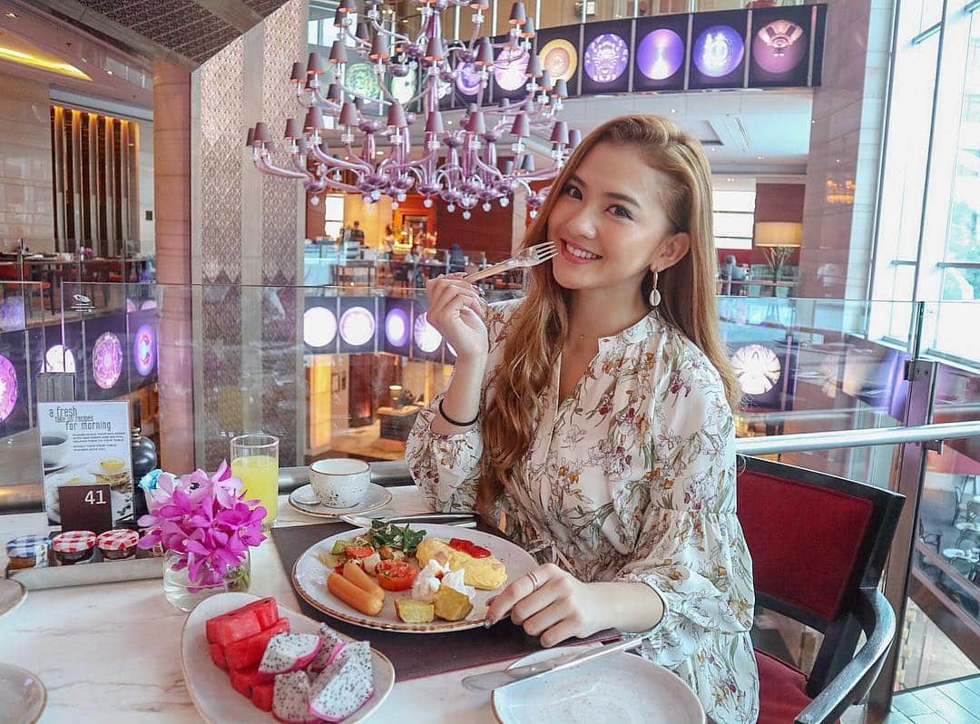 のインスタグラム：「🇹🇭Good Morning💐💞 デジカメの質問があったので💡 この写真や 昨日アップした夜景は ミラーレスカメラ📸CanonのEOS M100で撮りました💘 その他の写真は、ほとんど iPhone8plusのノーマルカメラ(←これが一番綺麗) なんやかんや私はiPhoneの普通のカメラが一番好き☺️✨ #PR #AirAsia @airasia_jpn ・ #タイ #バンコク #bangkok #thailand #instatravel #travel #旅 #旅行 #名古屋 #女子旅 #japanesegirl #me #smile #cjd_karen #cyberjapan #gm #goodmorning #breakfast #yummy #おはよう」