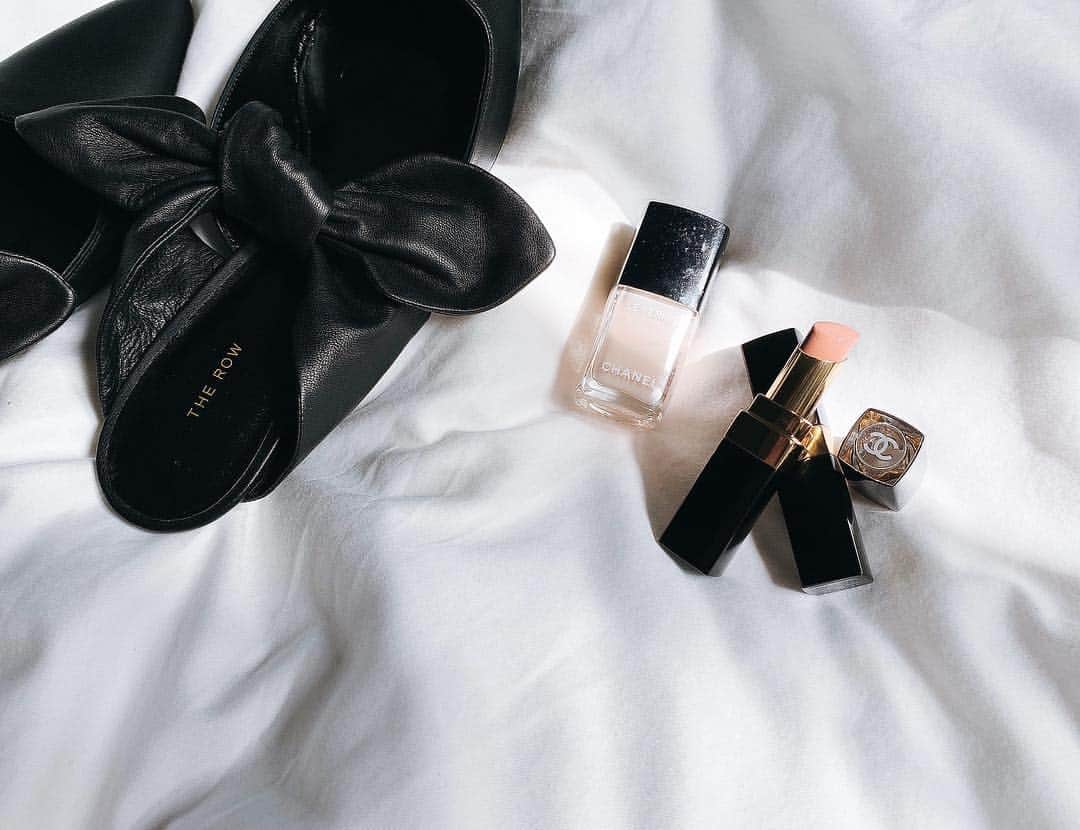 佐川理佳のインスタグラム：「new🖤 @chanel.beauty  rouge coco flash  no.53 , 56 春なので新しい靴とコスメ。 rouge coco flashはリップクリームみたいにスルスル塗れて、潤って使いやすくて、そして可愛い。ベージュ53と赤味ベージュ56がお気に入り。唇を透けさせながらほんのり発色。 ペディキュアはミルクベージュ。no.548 blanc white」