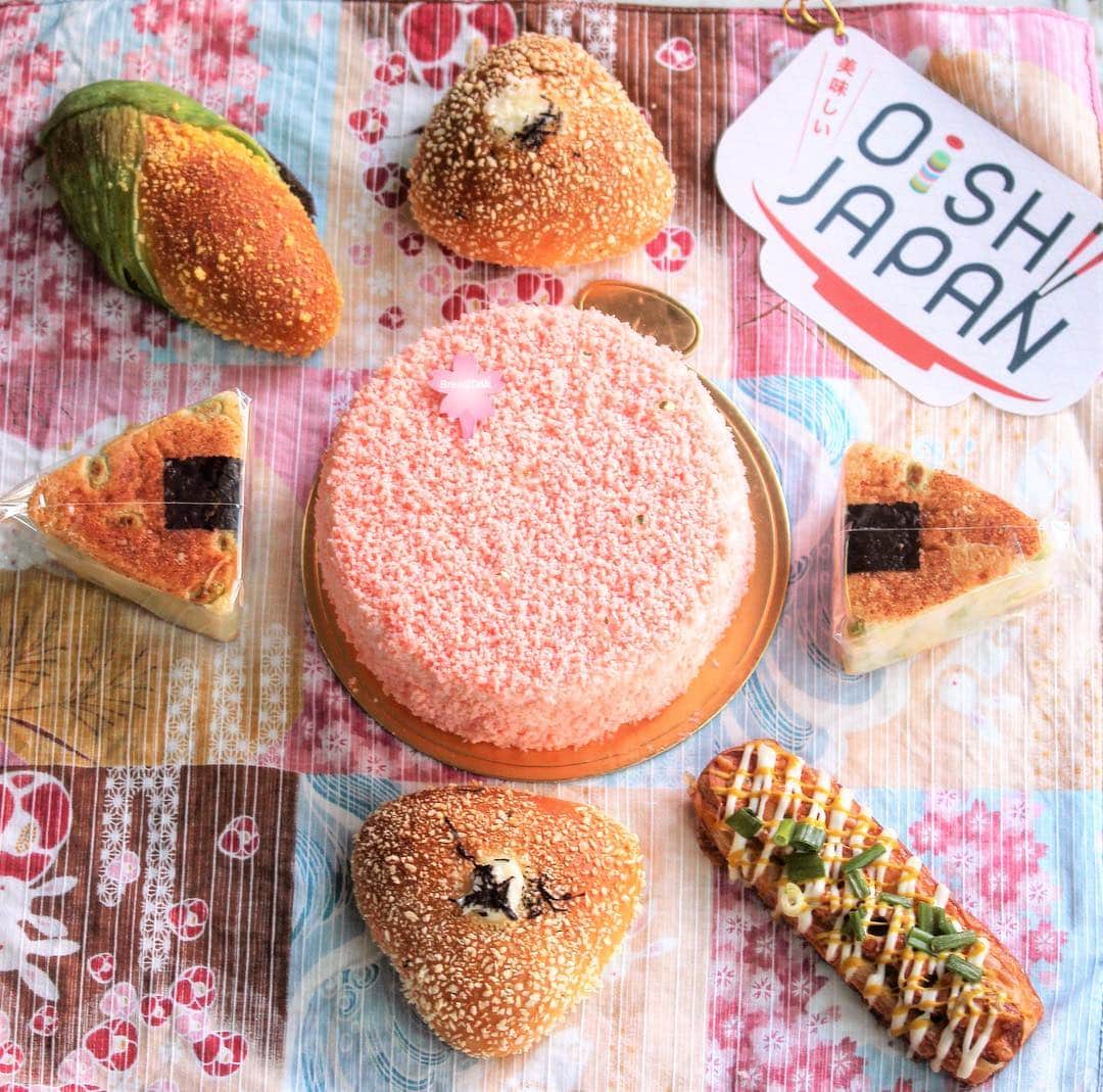 のインスタグラム：「Enjoy the taste of japan with these Japanese inspired pastries that have been launched at all @breadtalksg stores!  1️⃣Konni‘Chikuwa’ - Japanese fish cake, tuna and cheddar cheese on Danish pastry  2️⃣Corn’banwa 🌽 Hokkaido milk-infused creamy custard with sweet corn kernels  3️⃣Kare~Oishii : Japanese pork curry  4️⃣Edamame Chiizu 🍙 edamame beans, cheddar cheese in natural yeast toast bread  5️⃣Hai! Cheese 🌸 mascarpone cheese mousse and Sakura-infused Hokkaido milk cheesecake,  Promotions : 📣Get a 1-for-1 ramen voucher from Sō (worth up to $13.90) with every purchase of Hai! Cheese 📣 registered Friends of BreadTalk Rewards can enjoy 20% off Hai! Cheese*, redeemable from 18 March to 5 May via the e-voucher in their card or mobile app • • • #sgeats #singapore #local #best #delicious #food #igsg #sgig #cake #exploresingapore #eat #sgfoodies #gourmet #yummy #yum #sgfood #foodsg #sakura #spring  #burpple #exploresingapore #beautifulcuisines #bonappetit #instagood #breakfast #lunch #bread」