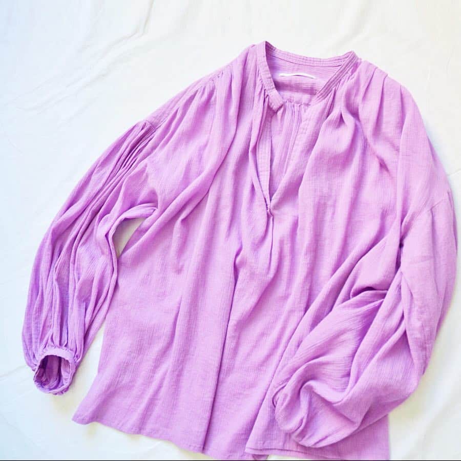 のインスタグラム：「. . JOHNBULL shirts lot.AS967 / ¥23,000+tax . 程よい透け感があり、季節感のあるコットン素材のブラウス。 たっぷり施したギャザーが新鮮。 . . #johnbull #johnbullprivatelabo #onlinestore #shirts #blouse #newarrival #newin #springfashion #purple #coordinate #fashion  #ジョンブル #ジョンブルプライベートラボ #ブラウス #シャツ #コーディネート #スタイリング #春カラー #パープル #2019ss」