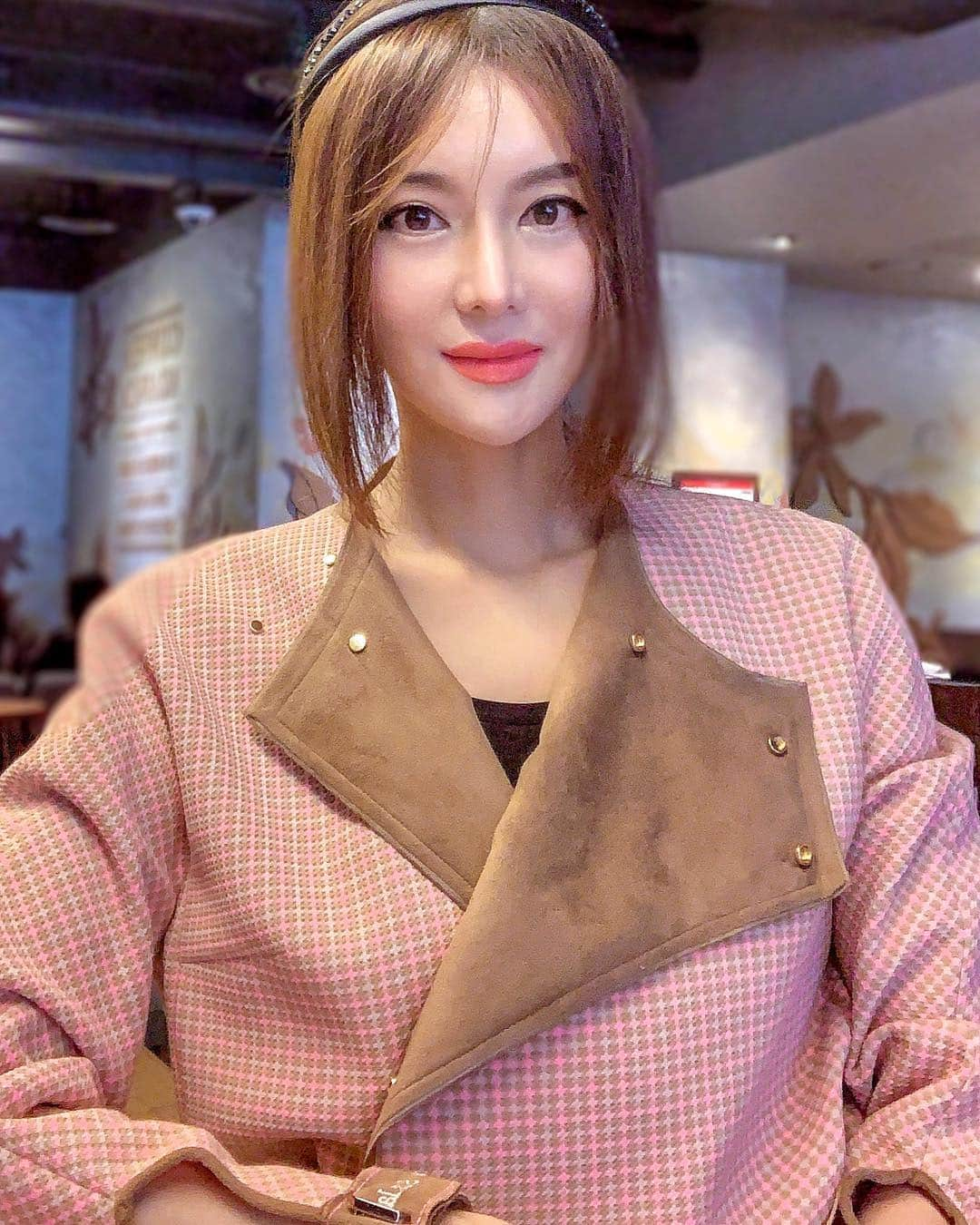 이미아 Mia Lee 李 美兒さんのインスタグラム写真 - (이미아 Mia Lee 李 美兒Instagram)「I had a meeting at 9 A.M. and came to get a latte today.  It is far too close shots, isn’t it?🙄😏 오늘 아침 미팅이 있어 라떼 픽업 전~~ 몇 컷 찍었는데.. 카페인 섭취전이라 이렇게 근접샷인 줄 몰랐습니다. 😅🤣」3月20日 12時20分 - mia_personality