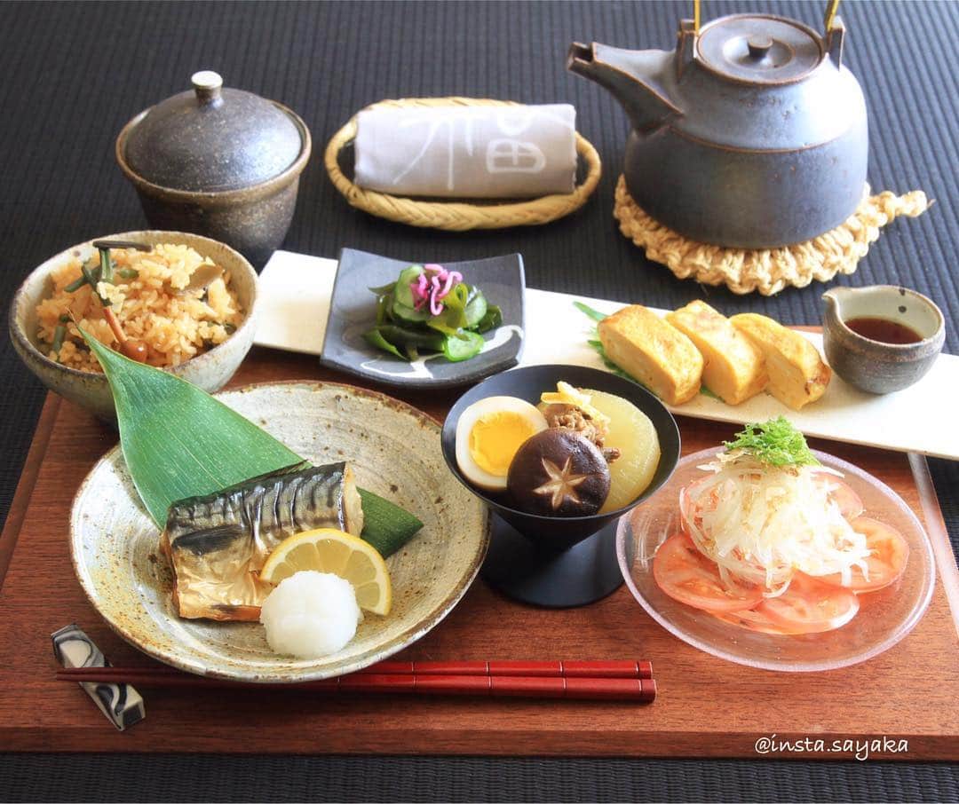 Sayaka.Mさんのインスタグラム写真 - (Sayaka.MInstagram)「. Today’s homecooking lunch  #japanesefood 🐟😋 . . この度、Komercoアンバサダーに就任することになりました。 @komerco_official . 新しく購入した、箸置き、小皿を初おろし #楽天roomに載せてます (プロフィール下かハイライトにリンク🔗) . 渋い和食器にどうしても目がいきます✨ 渋いだけに今回は料理の色使いも鮮やかに💓 墨流しは好きで見たらすぐ買ってしまう習性が（笑） . 昨日のビビンバのあまりのお肉は大根の煮物にリメイク。リメイクして別の料理に出来るのも、料理の楽しいところですね👍 . •塩鯖 •トマトと玉ねぎのサラダ •だし巻き卵 •大根の煮物 •わかめときゅうりの酢の物 •山菜炊き込みご飯 •豆腐と揚げの味噌汁 . 器使いと料理の楽しさを皆様にお伝え出来ればと考えております☺️🌸 昨日は桜の塩漬け買いに行ったら完売で売ってなかったー残念。 . 食卓で季節を感じられたら最高ですね💕 . =============== 私のおうちごはんの記録は A record of my cooking. 我做的菜的记录 제가 만든 요리의 기록 ↓↓↓へaへaa #sayakaおうちごはん =============== . #komerco #komercoアンバサダー #料理をもっと楽しく#おうちごはん #和ンプレート #おうちご飯 #ひるごはん #器好き #器好きな人と繋がりたい  #料理好きな人と繋がりたい #roomインフルエンサー #おうちカフェ #おうちランチ #常備菜 #簡単レシピ #橋本忍 #馬渡新平 #sghr #加地学 #奥田章 #瀬津純司 #札幌ママ #コメスタグラマー #デリスタグラマー #マカロニメイト #豊かな食卓 #テーブルコーディネート」3月20日 12時14分 - insta.sayaka
