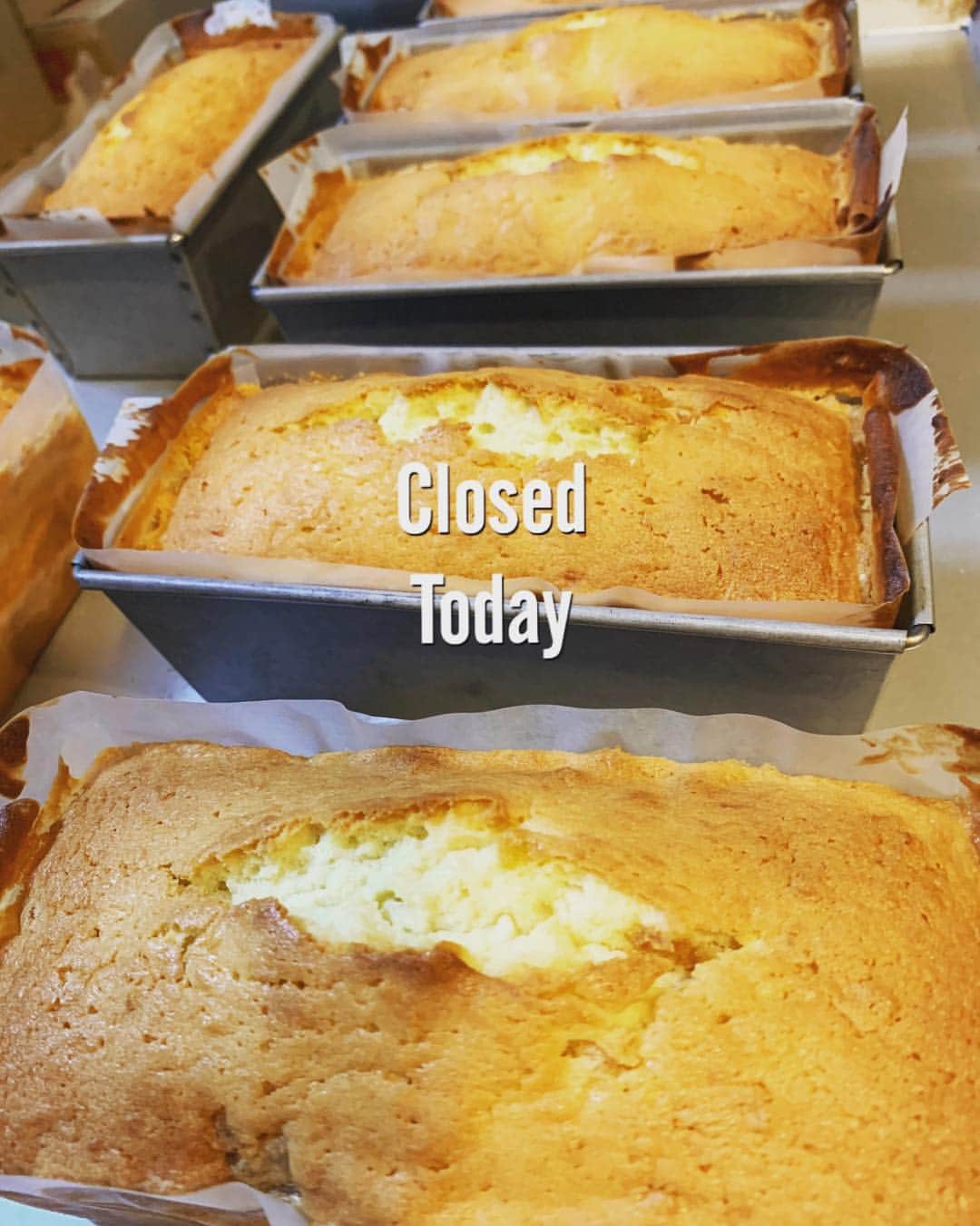 The Bakeさんのインスタグラム写真 - (The BakeInstagram)「本日はお休みを頂いております！  お写真はココナッツレモンパウンドケーキに新しくパイナップルを混ぜて焼いたもの🥥🍋🍍 暖かくなってきたので少しずつお菓子も変えていきたいなと思ってます！ 明日も皆様のご来店を心よりお待ちしております😊  #ココナッツ #レモン #パイナップル #coconut #lemon #pineapple #poundcake #thebake #shibuya #tokyo」3月20日 12時18分 - the_bake1121