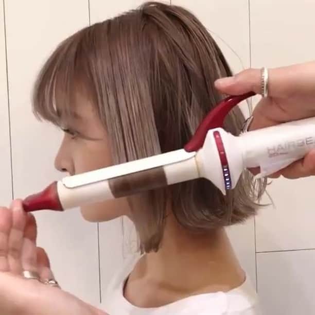 のインスタグラム：「✔style by @nobuhair ✔model by @__ayaka12 【 #ALBUM動画_スタイリング_ボブ】 ↑別パターンはこちら↑ . cut + color ¥3,500~ double color ¥8,000~ treatment ¥2,000~ etc... ※店舗により料金が異なります。 . . ラフウェ－ブ . . パル－ジュ ◉カラー剤：WELLA_KOLESTON PERFECT @wella_creativecolor . ◉ブリーチ剤：Schwarzkopf_FIBREPLEX @schwarzkopfjapan . ◉スタイリング剤：ナプラポリッシュオイル @napla_official . ◉ライクトリ－トメント @like.osupull.official . ◉ヘアビューロン.レプロナイザ－ . . こちらのスタイルは 新宿店のNOBU（ @nobuhair ） が担当いたしました！ . 何かご不明点がございましたら お気軽にコメントください。 . 担当スタイリストからも コメントいたします！ . ALBUM（ @album_hair ） . . 【お問い合わせ先】 ALBUM OFFICE TEL / ‪03-6712-5547‬ FAX / ‪03-6712-5548‬ MAIL / info@album-hair.com . . . #ボブ #ショート #アイロン #美容室 #ヘアスタイル #ヘアオイル #ヘアセット #スタイリング #カラー #ハイライト #グレージュ #外国人風カラー #ブリーチ #ハイライトカラー #外国人風 #美容師 #髮型 #髮型師 #髮型設計#攝影 #染髮 #发型 #護髮 #日系髮型#ทรงผม #헤어 #염색 #단발머리 #haircolor」