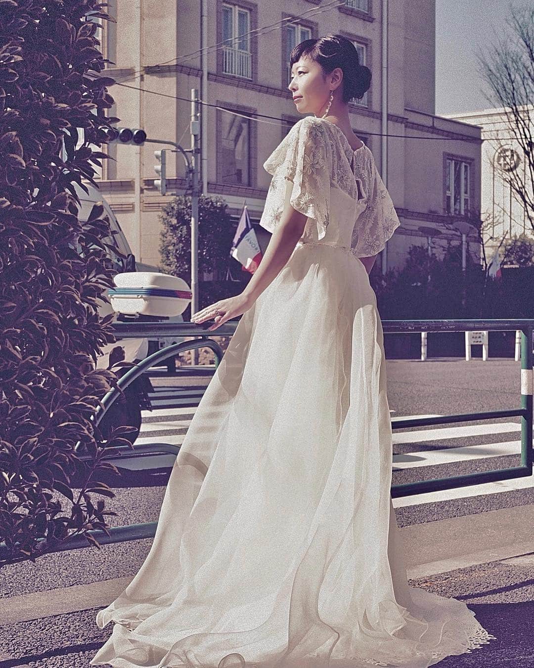 order dress カルリエ クチュールさんのインスタグラム写真 - (order dress カルリエ クチュールInstagram)「. 【Carlier Couture dress】 vertically striped slender dress . 柔らかく風になびくボリュームスカートを プラスして、軽やかにシルエットをチェンジ。 . ガーデンウェディングや、レストランウェディングに おススメの2 way, 3wayでのご提案です。 . . . photographer @chiaki_nagano  hair make @belco.aichan  model @tphkmml ------------------------------------- . . . 🌿3月中のアポイントは満席につき 終了とさせていただいております。 . 現在、初回ご相談は4月からの お日にちでご案内させて頂いております。 何卒宜しくお願い致します。 ------------------------------------- ウェディングドレス、ウェディングアイテム、 ゲストドレス、フォーマルワンピース オーダーメイドにてお作り致しております。 . お問い合わせはHP【Contact】より お待ちしております…＊ -------------------------------------」3月20日 12時19分 - carlier_couture