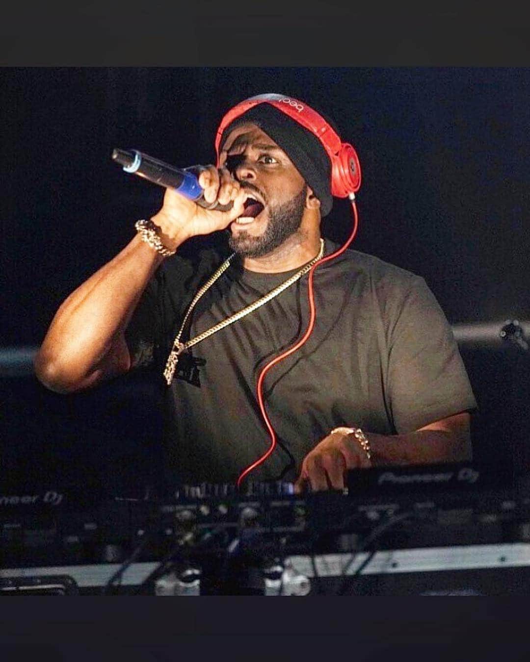 ファンクマスター・フレックスのインスタグラム：「FunkFlex Dj Timeline!  #1990- Kid Capri and Clark Kent Run NY (Flex don’t got what it takes) #1991- WBLS FIRES FLEX (to bring Ed Lover And Dr.Dre) #1993 Urban promoters say “Flex is a sellout” no need to hire him again! He will be done in a year” #1998 Dj Clue will be the next Flex! Flex is Done! “Says Hot97” #2004 Dj GoldFinger is the man! Flex is washed! “Goldie is Kobe, Flex is Jordan! (Flex rings are old) #2007 Dj Self is the Leader of the new generation! “Flex lost the street” #2014 Angie Martinez goes to Power105 (Flex and Hot97 is Finito) #2019 🤷🏿‍♂️🤷🏿‍♂️🤷🏿‍♂️🤷🏿‍♂️🤷🏿‍♂️🤷🏿‍♂️🤷🏿‍♂️🤷🏿‍♂️🤷🏿‍♂️🤷🏿‍♂️🤷🏿‍♂️🤷🏿‍♂️🤷🏿‍♂️🤷🏿‍♂️ #1986 @djchuckchillout becomes my mentor! Brings me to WBLS #1992 @kooldjredalert allows me to fill in on 98.7 kiss! Chuck and Red never gave up on me!  UPDATED: #2009 “IF Flex becomes a problem we can go with LBoogs and Kast-One!” says Hot97!」
