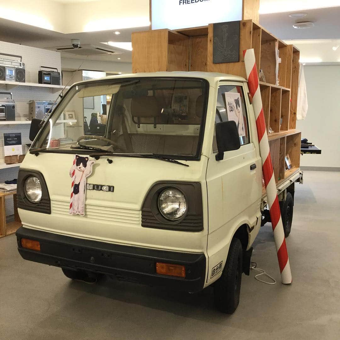 BEAMS JAPANさんのインスタグラム写真 - (BEAMS JAPANInstagram)「軽トラックがむぎ（猫）展仕様のデコレーションになっております！是非お越し下さいませ。 ------------------------------------ 3月20日（水）にメジャーデビューを果たす、ミュージシャン “むぎ（猫）”の1stアルバム『君に会いに』の発売を記念して、「ビームス ジャパン」4階にてポップアップイベントを開催します。  4月はじまりのカレンダーやCDの他、Tシャツやトートバッグなどのコラボレーションアイテムを販売。また『君に会いに』のジャケットやミュージックビデオに登場する小道具を使って店内にある軽トラックをデコレーションし、展示します。  果たして、大阪、名古屋、東京を駆けずり回っている“むぎ（猫）”は訪れるのか？ “むぎ（猫）”に会えたら超ラッキー！  ぜひ、この機会にご来店ください。 むぎ（猫）展『君に会いに軽トラで』  開催期間： 2019年3月20日（水）〜3月27日（水）　 営業時間：11:00〜20:00 開催店舗： 「ビームス ジャパン」 （東京都新宿区新宿3-32-6 4階）  BEAMS JAPAN 4F ☎︎03-5368-7328 TOKYO CULTUART by BEAMS @beams_japan @tokyo_cultuart  #tokyocultuartbybeams  #beamsjapan4th #beamsjapan #むぎ猫」3月20日 12時26分 - beams_japan