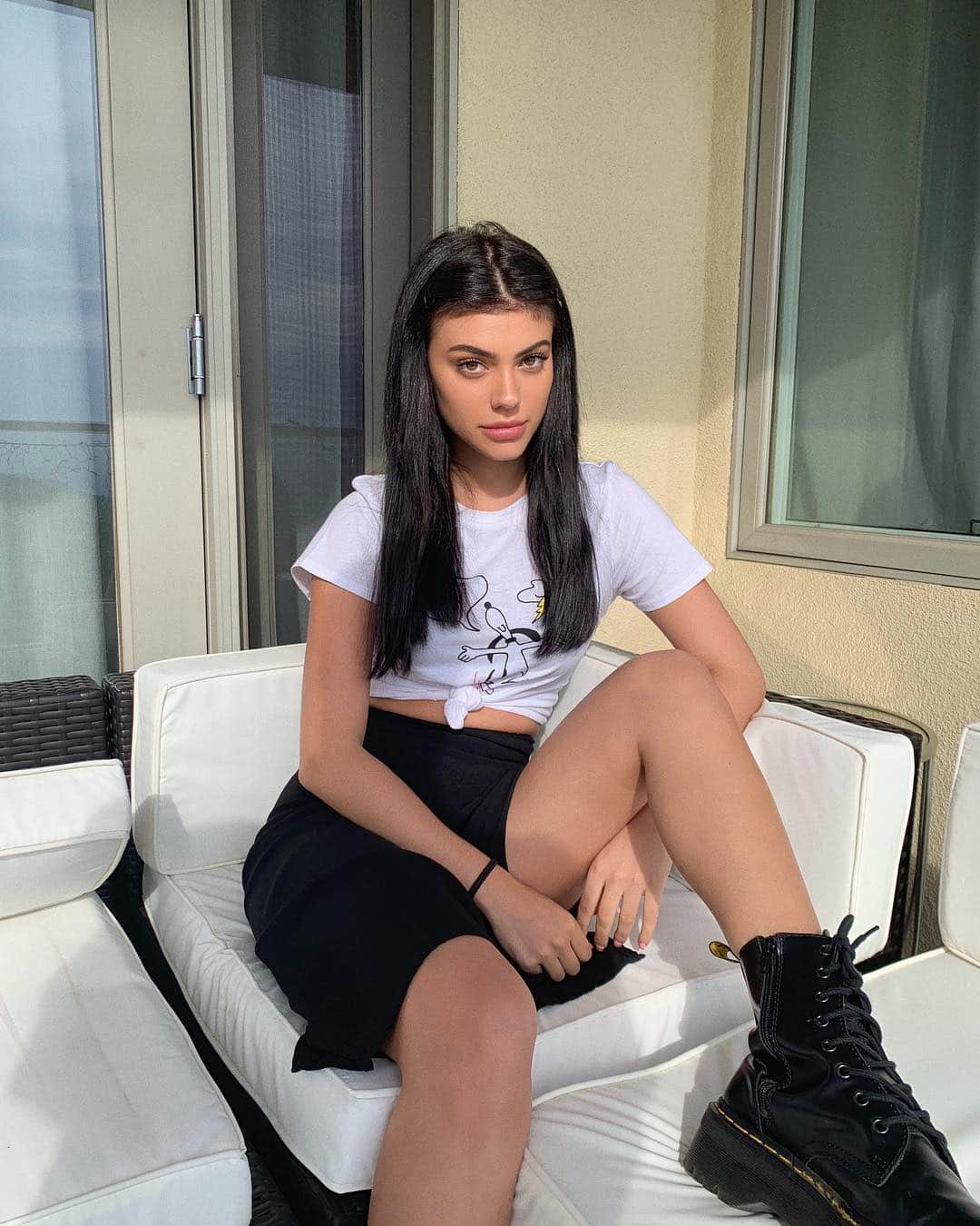ケルシーのインスタグラム：「tip: if ur bangs r acting up pin them back w berrettes!」
