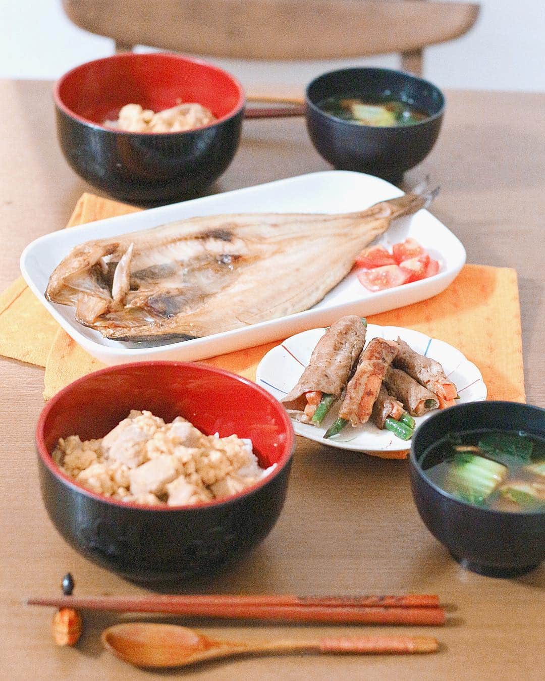 のインスタグラム：「🍴💕 ・ 主人がいつもより早い帰宅で パパッと急いでご飯！！！💦 早く出来上がったのに 美味しいねって褒められたーーー！😳❤️ ・ 最近すっかりお世話になってる @sugarlady_official  の #親子丼の具 を使いました😄✨ ・ あとは #利尻の真ほっけ昆布仕込み #豚肉野菜巻き を焼いたよ〜🙌💕 ・ あと！シュガーレディでリピートしてる #割烹だし で汁物作りました💗 簡単でさっと作れて本当に助かってる✨ ・ 化学的合成添加物を使用してないから安心❣️ 冷凍食品とは思えないほどのクオリティ！ 次は何をオーダーしようかな😋💗 ・ #シュガーレディ #sugarlady #PR #安心安全 #冷凍食品 #クッキング #料理 #cooking #まあみごはん」