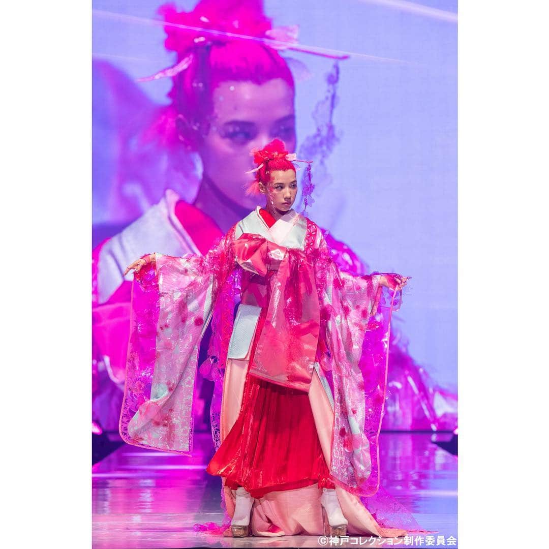 神戸コレクションのインスタグラム：「. . . 神戸コレクション 2019 SPRING/SUMMER -ガールズフェスティバル- OFFICIAL PHOTO . ▽STAGE▽ 仲里依紗×“agris”鷺森アグリ【CHIMIRA道中】 . ▽SPECIAL GUEST▽ #仲里依紗 . #kobecollection #神戸コレクション #kobecollection_official #神戸コレクション公式 #神コレ #2019ss #神戸コレクション2019ss #ガールズフェスティバル #fashionshow #fashion #model #brand #styling #鷺森アグリ #agris」