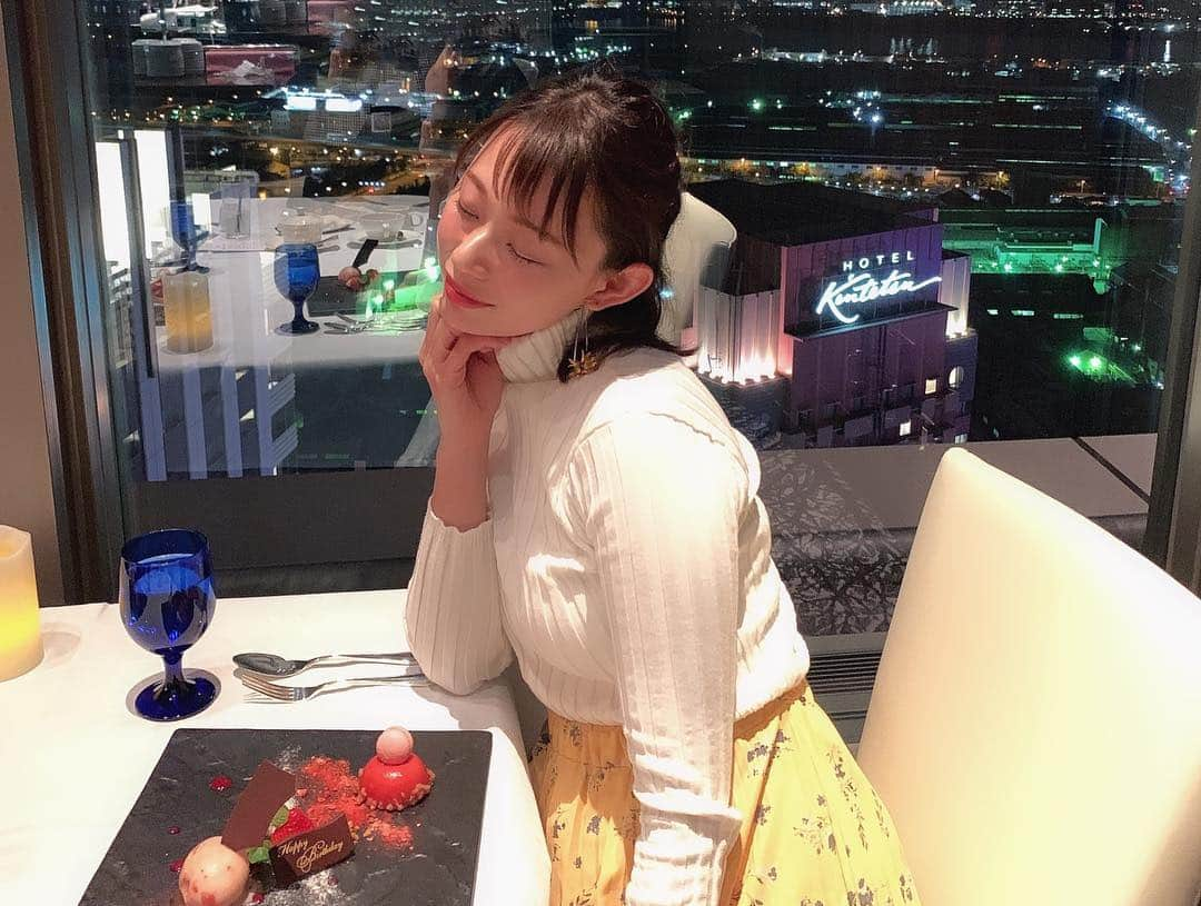 karen okajimaさんのインスタグラム写真 - (karen okajimaInstagram)「ㅤㅤㅤ ㅤㅤㅤ ホテル京阪のTop of Universal🌎💕 32階にあるから景色抜群◎ ごはんも美味しく最高でした😍 ここでも祝ってもらいました🎂💓 ありがとう☺️✨✨ ㅤㅤㅤ  バーもしてるからバーもおすすめっ😍 ㅤㅤㅤ ㅤㅤㅤ #TopofUniversal #トップオブユニバーサル #スカイレストラン #スカイバー  #usj #ユニバーサルスタジオジャパン  #グルメ岡島 #岡島かれん #バースデーガール #birthdaydinner」3月20日 12時39分 - karenokajima0318