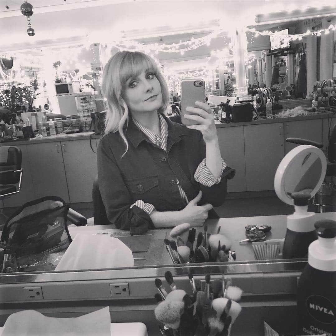 メリッサ・ラウシュのインスタグラム：「Mirror, Mirror on the @bigbangtheory_cbs makeup room wall, who is shamelessly taking selfies in you during tape night?」