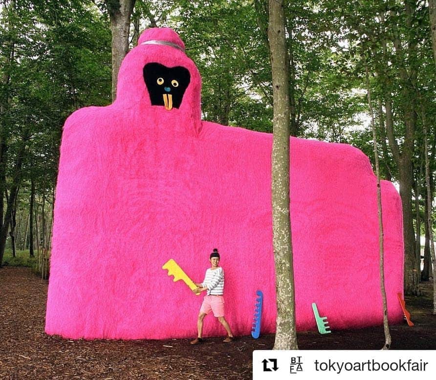 のインスタグラム：「#Repost @tokyoartbookfair (@get_repost) ・・・ ＜News!!＞ Paper Party with @misakikawai 🎉 ﻿ 明日3/21(木/祝)好評開催中のEXHIBITION 2 河井美咲『Paper Party』に合わせ、参加型イベントの開催が急遽決定いたしました！﻿ ﻿ 河井美咲さんが用意した様々な紙の素材を選び、エディション番号入りの限定カバーで製本、一冊だけの特別なZINEをお持ち帰りいただけます。当日は作家も在廊いたします。﻿ ﻿ 1日限りの特別な「Paper Party」ぜひお気軽にご参加ください！﻿ ﻿ 日時：3/21(木祝) 12:00 - 14:00﻿ 予約不要。参加費：500円﻿ 参加定員：40~50名 ﻿ ＊定員に達し次第終了となります。﻿ ＊おひとりさま一冊まで。﻿ ＊年齢制限はございません。﻿ ﻿ #銀座ソニーパーク #ginzasonypark #tokyoartbookfair #tabf #misakikawai」