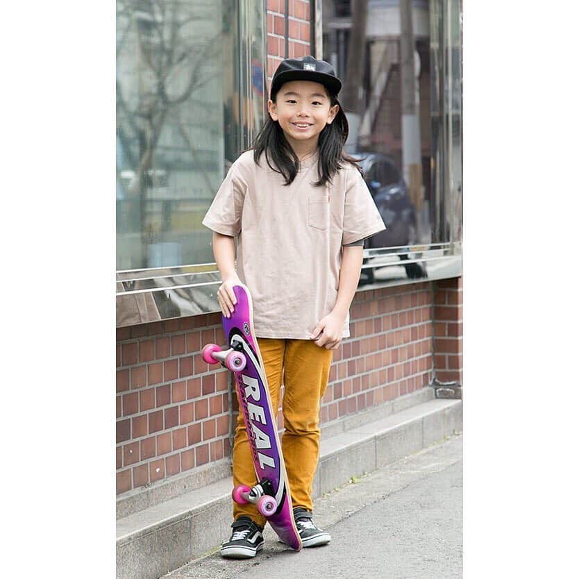 ハグマグ編集部さんのインスタグラム写真 - (ハグマグ編集部Instagram)「【HugMug SNAP】📙3/28最新号「MAMA&KIDSみんなのリアルファッション」発売👩‍👧‍👦. . 3人ベージュのトップスをシェアした大人な春の装い。アースカラーをふんだんに取り入れれば、こなれ感たっぷり。 . 小笠原セイジョさん＆杏奈ちゃん・11歳、若柊くん・8歳 . ［mama］ Jacket：#kastane T-shirt：#apresjour Skirt：#grl Scarf：#wego Bangle：#philippeaudibert Ring：#todayful Bag：#freaksstore Sneaker：#nike . ［girl］ Jacket：#古着 T-shirt：#markeys Bag：#patagonia Sneaker：#nike . ［boy］ T-shirt：#universaloverall Pants：#hm Hat：#stussy Sneaker：#vans . 詳しいコーディネートは、プロフィールから「mercidays by HugMug」をCHECK！ . #親子スナップ #snap #hugmug #ハグマグ #ママ雑誌 #mamacofashionsnap #ママファッション #親子コーデ # #リンクコーデ #大人カジュアル #今日のコーデ #kidsfashion #キッズコーデ #ベージュコーデ」3月20日 12時44分 - hugmug_insta