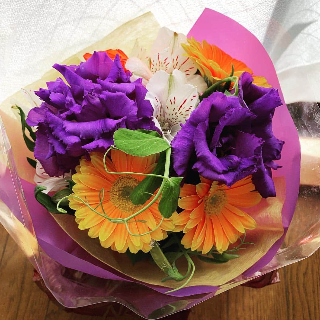 のインスタグラム：「昨日より、今日の方が元気！ #花束 #ブーケ #先週金曜日に頂いたお花💐」