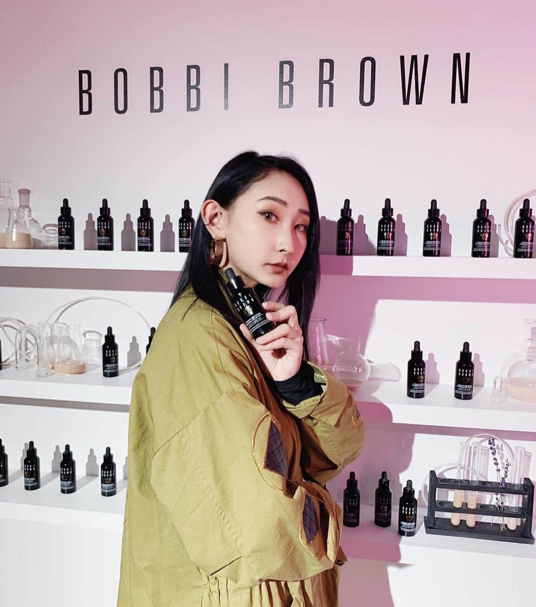 のインスタグラム：「BOBBI BROWN Intensive skin serum foundation 4th Anniversary Party🌹❤️﻿ ﻿ よくリップとかボビイの使ってるけどファンデーションは﻿ 初めてで1番人気のあるこの商品は保湿成分入りだから﻿ ハリとツヤがあるファンデでまだ乾燥するこの季節に﻿ とってもぴったり🥺💎﻿ ﻿ 色展開も13色あるから自分の肌に合う色が絶対見つかるはずよ😘﻿ ﻿ わたしも使うのがとてもたのしみだなあ💖﻿ ﻿ Thank U @bobbibrownjapan ﻿ ﻿ ﻿ #美容液ファンデ﻿ #ボビイブラウン﻿ #pr」