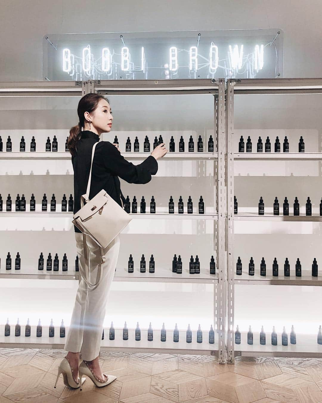 冨張愛さんのインスタグラム写真 - (冨張愛Instagram)「BOBBI BROWN PARTY♡ 気になっていた インテンシブスキンセラムファンデーション、 こんなにも浮きなく肌に同化してくれるファンデは 初めて...🥺💓 * 2枚目の動画が タッチアップ後なのですが もともと綺麗なお肌みたいな 仕上がりに感動。 自然なツヤとハリが出て 今年の目標 "ナチュラル引き算メイク" にピッタリだ〜😍✨ * #instabeauty #beauty #cosme #bobbibrown #instagood #coordinate #ootd #outfit #fashion #instafashion #meg_ootd #pr #코디네이트 #패션 #카메라 #コーディネート #コーデ #ファッション #今日のコーデ #今日の服 #ビューティ #コスメ #ファンデ #美容液ファンデ #ボビイブラウン #メイク #メイクアップ  @bobbibrownjapan」3月20日 12時49分 - megumitomihari