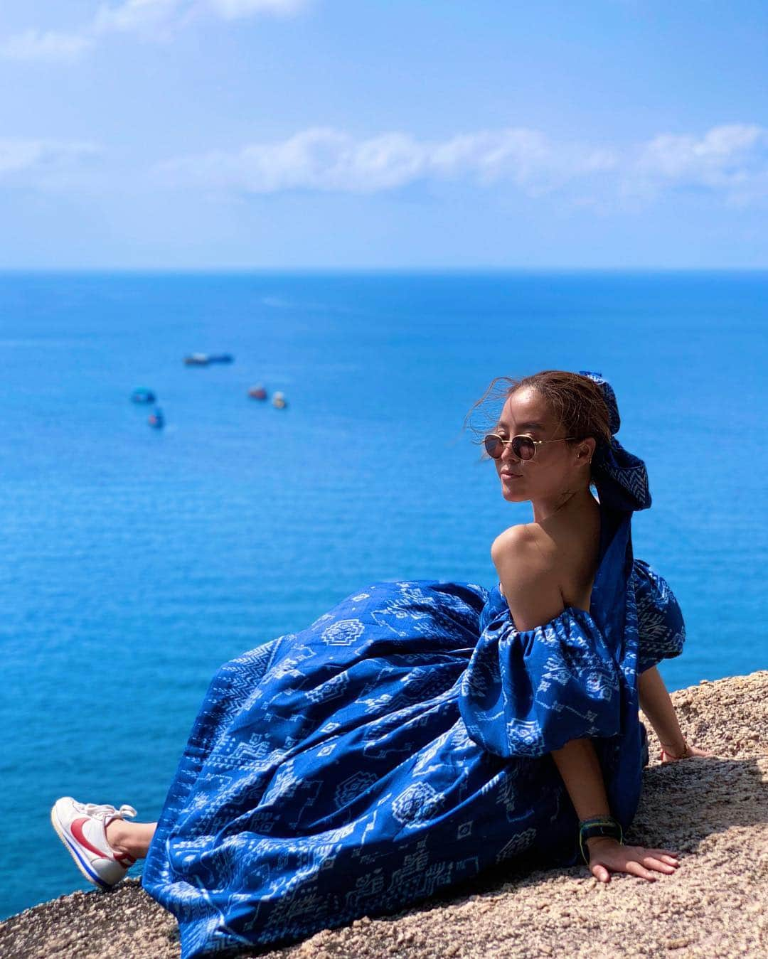 Amata Chittaseneeさんのインスタグラム写真 - (Amata ChittaseneeInstagram)「In the mood for Blue 🐳 with Natural dye Thai silk fabric #pearypiewearsthaifabric @peduckk @ii_tua @niinuii」3月20日 23時50分 - pearypie