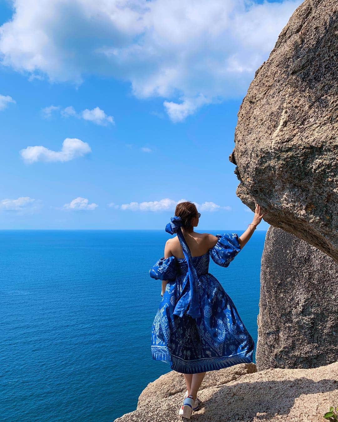 Amata Chittaseneeさんのインスタグラム写真 - (Amata ChittaseneeInstagram)「In the mood for Blue 🐳 with Natural dye Thai silk fabric #pearypiewearsthaifabric @peduckk @ii_tua @niinuii」3月20日 23時50分 - pearypie