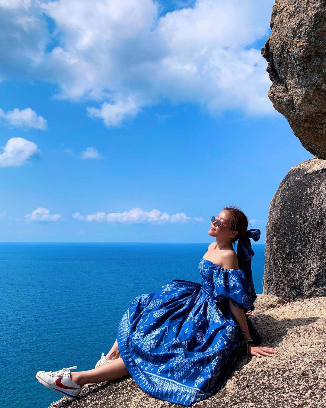 Amata Chittaseneeさんのインスタグラム写真 - (Amata ChittaseneeInstagram)「In the mood for Blue 🐳 with Natural dye Thai silk fabric #pearypiewearsthaifabric @peduckk @ii_tua @niinuii」3月20日 23時50分 - pearypie