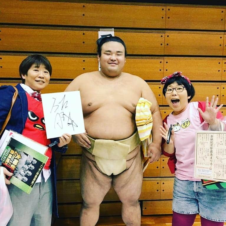 のインスタグラム：「相撲協会の公式インスタ( @sumokyokai )に、貴景勝フレームで撮った写真をリツイートしてもろた😆✌ うれしいので、巡業のときにご本人と一緒に撮ってもらった写真を2枚載せときます( *´︶`*) #貴景勝 #がんばって (๑•̀ㅂ•́)و✧ #sumoday」