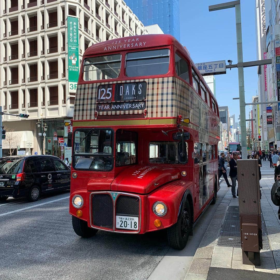 DAKS Japan（ダックス）さんのインスタグラム写真 - (DAKS Japan（ダックス）Instagram)「DAKSのロンドンバスが銀座に登場致しました！3月24日までGinza Sixを中心に運行しておりますので、日本では珍しい期間限定のロンドンバスを是非探してみてください。同期間中にGinza Six 蔦屋書店でもアニバーサリーイベントを開催しておりますので、お立ち寄りください。  #daks #londonbus #london #anniversary #ロンドンバス #ダックス #ロンドン #ginzasix」3月20日 23時50分 - daksjapan