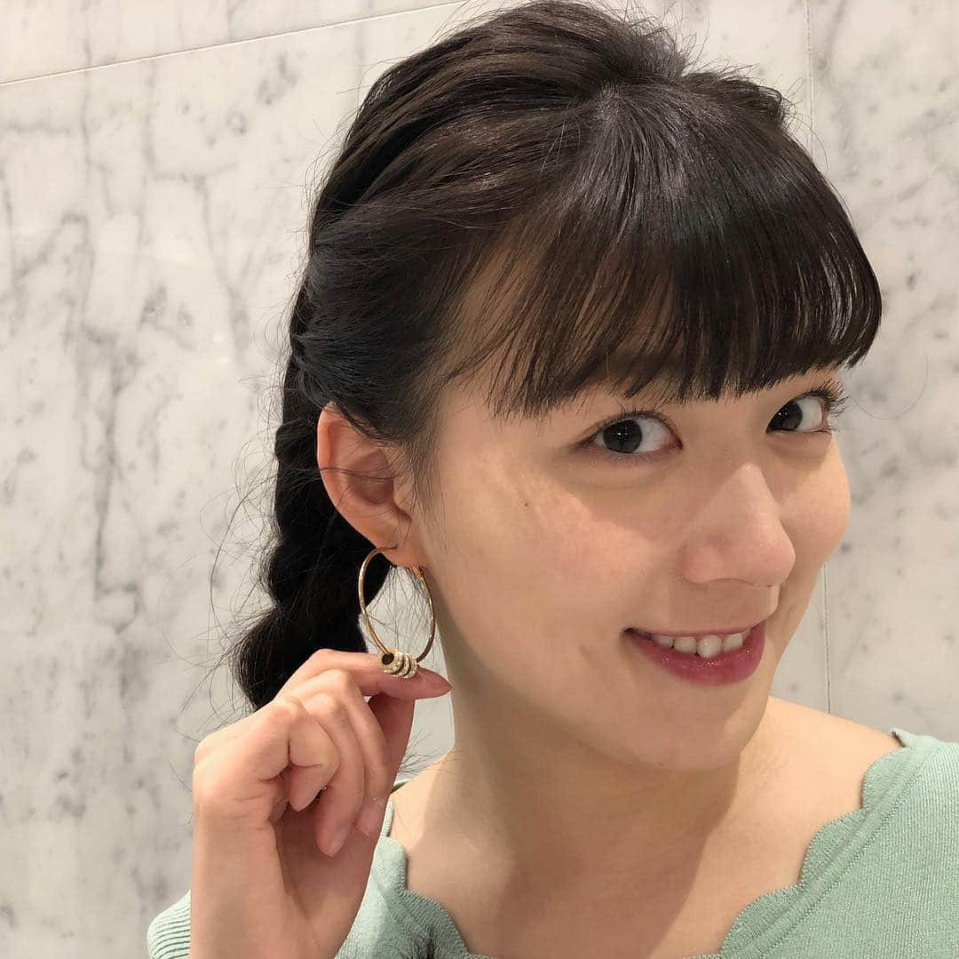 フジテレビ「めざましテレビ」さんのインスタグラム写真 - (フジテレビ「めざましテレビ」Instagram)「3月20日（水）きょう何着て行く？ ・ ファッション雑誌CanCamとコラボした お天気コーナー「きょう何着て行く？」 阿部華也子ちゃんの毎日のコーデを紹介♪ ・ 【きょうのコーデ】 コート→#ECLIN 1万8000円 ニット→#MISCHMASCH 4200円 パンツ→#31Sonsdemode 9500円 靴→#セヴントゥエルヴサーティ1万9000円 ピアス→#グロッセ 2万円 ・ 【コーデのポイント】 一見シンプルなトレンチコートですが 襟とバックスタイルがチェック柄になった 技アリデザインなので一気におしゃれ度がアップ👗✨ コートを主役にしたいのでインナーはシンプルに👀 ミントを効かせると春らしいムードに仕上がりますよ🍏 ・ #めざましテレビ #きょう何着て行く？ #阿部華也子 #今日のコーデ#コーデ #CanCam #今日のファッション#ootd #きょう何着て行く？は月〜金朝6時22分ごろ放送！」3月20日 23時43分 - mezamashi.tv