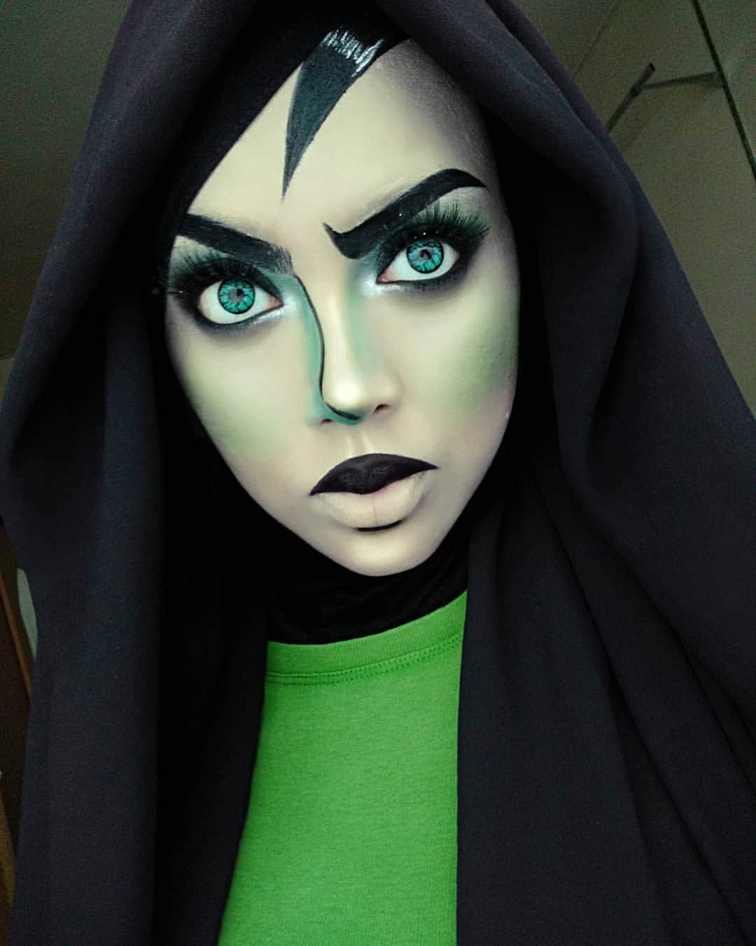 queenoflunaのインスタグラム：「Throwback to this Shego look I did 2 years ago in honour of the new Kim Possible live action movie coming out this weekend (in Malaysia). If you've already watched it, please no spoilers. 💚🔥 . . Lenses: @colouredcontacts Green Goblin . . #shego #kimpossible #shegocosplay #kimpossiblecosplay #colouredcontacts #disneymakeup #disney」