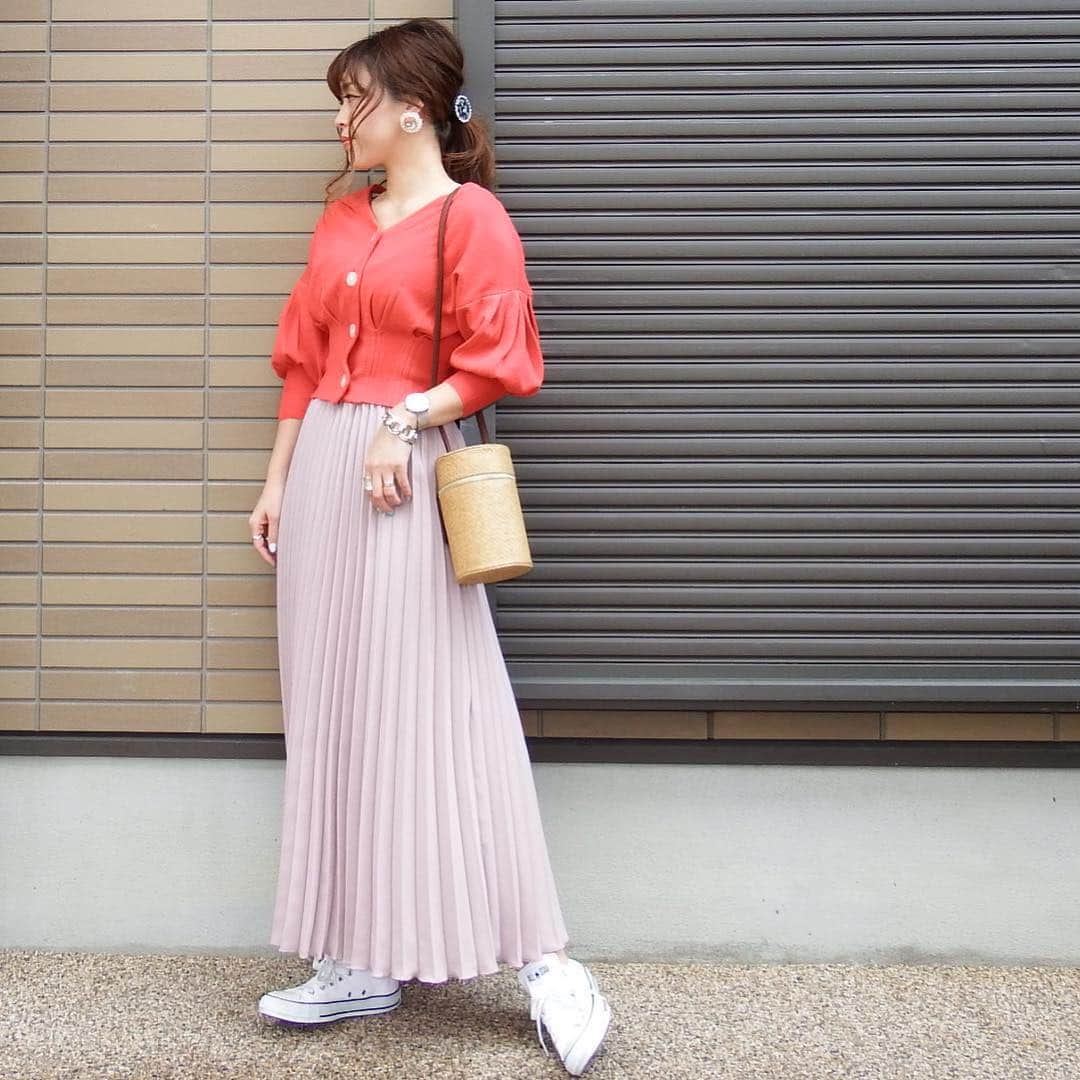 miho.a.nicoさんのインスタグラム写真 - (miho.a.nicoInstagram)「コーデの記録😊 ・ @lagemme_  @rakuten_lagemme さんのプリーツスカート着回しコーデ❤︎ ・ 長さは2種類から選べますよ😊🎵 私は長い方🎵 こちらのカラーは春の新色グレージュです✨ ・ ・ skirt#ラジエム#lagemme @rakuten_lagemme ・ ・ ・ 左から⇨ tops# @dholic_official @dholic_store_official @dholic_snap  bag# @17th.august  shoes#adidas @adidasoriginals  hair accessory# @himest.jp  pierce# @luaeprimavera ・ ・ tops# @stst0111 @ms.simple0111 shoes#converse @converse_jp bag#grl @grl_official  bracelet# @goldy_jp  watch# @klon_klon_klon ・ ・ tops# @royalparty_official  pierce# @luaeprimavera ・ ・ #cordinate #outfit#instafashion #プチプラコーデ#コーデ#コーディネート#ファッション#プリーツスカート#グレイル」3月20日 23時47分 - miho.a.nico