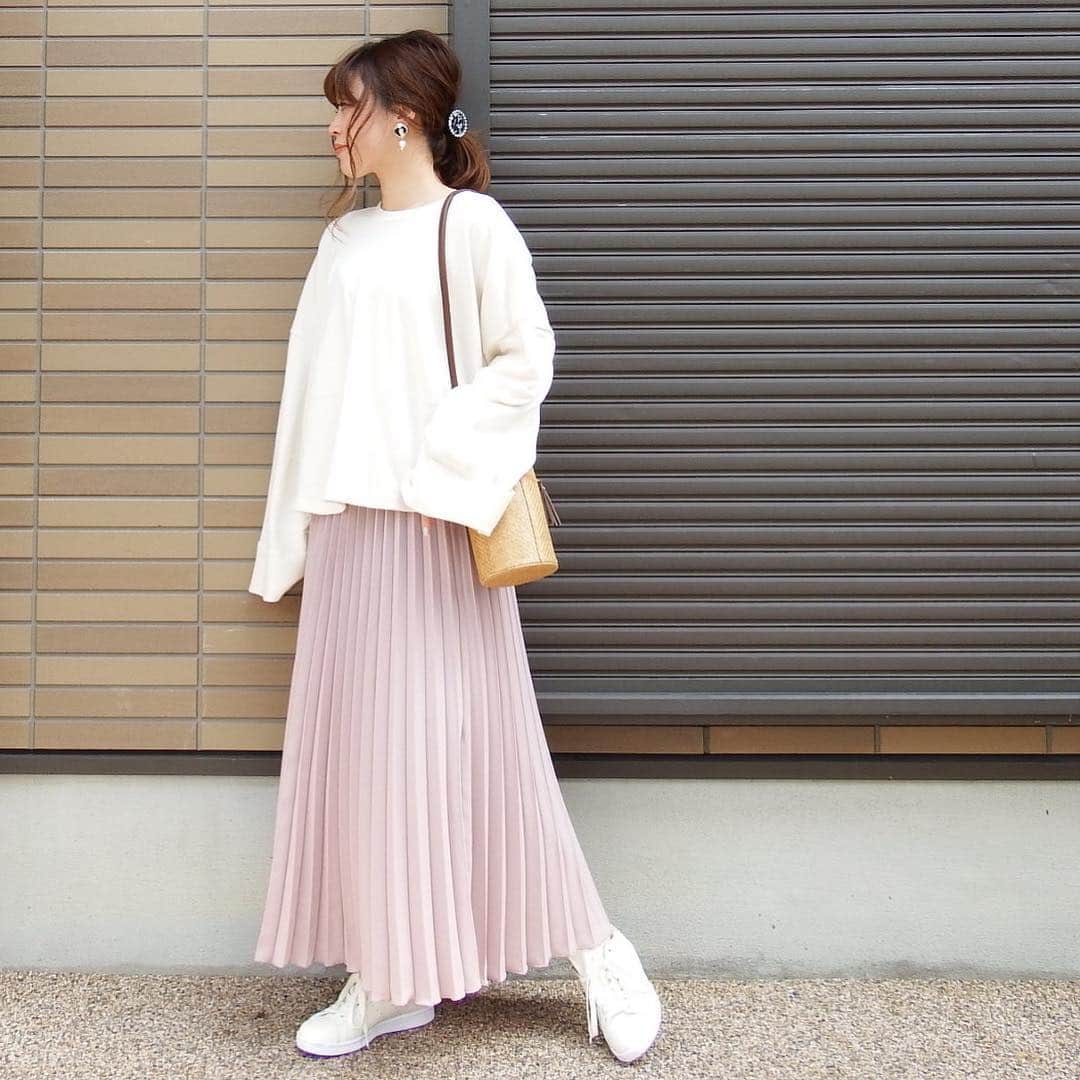 miho.a.nicoさんのインスタグラム写真 - (miho.a.nicoInstagram)「コーデの記録😊 ・ @lagemme_  @rakuten_lagemme さんのプリーツスカート着回しコーデ❤︎ ・ 長さは2種類から選べますよ😊🎵 私は長い方🎵 こちらのカラーは春の新色グレージュです✨ ・ ・ skirt#ラジエム#lagemme @rakuten_lagemme ・ ・ ・ 左から⇨ tops# @dholic_official @dholic_store_official @dholic_snap  bag# @17th.august  shoes#adidas @adidasoriginals  hair accessory# @himest.jp  pierce# @luaeprimavera ・ ・ tops# @stst0111 @ms.simple0111 shoes#converse @converse_jp bag#grl @grl_official  bracelet# @goldy_jp  watch# @klon_klon_klon ・ ・ tops# @royalparty_official  pierce# @luaeprimavera ・ ・ #cordinate #outfit#instafashion #プチプラコーデ#コーデ#コーディネート#ファッション#プリーツスカート#グレイル」3月20日 23時47分 - miho.a.nico