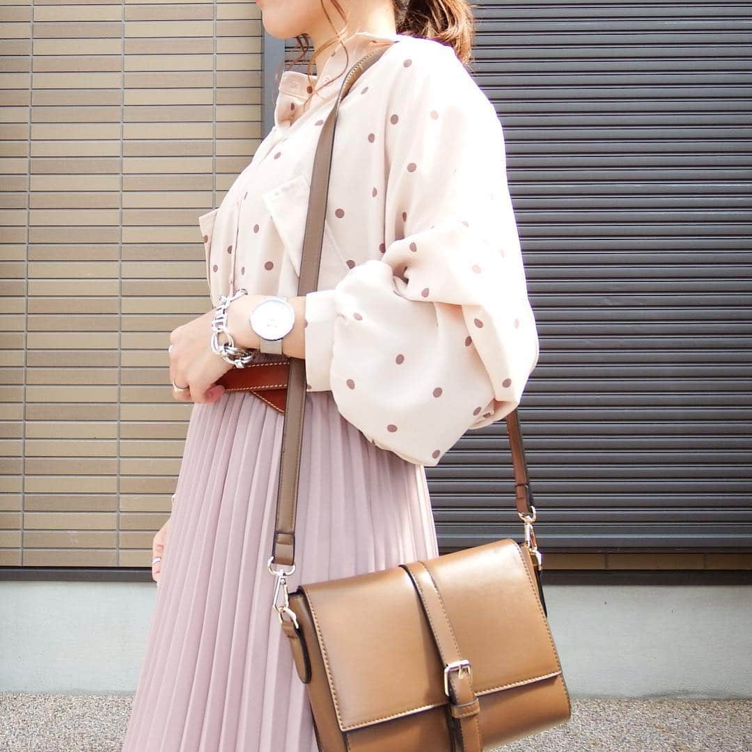 miho.a.nicoさんのインスタグラム写真 - (miho.a.nicoInstagram)「コーデの記録😊 ・ @lagemme_  @rakuten_lagemme さんのプリーツスカート着回しコーデ❤︎ ・ 長さは2種類から選べますよ😊🎵 私は長い方🎵 こちらのカラーは春の新色グレージュです✨ ・ ・ skirt#ラジエム#lagemme @rakuten_lagemme ・ ・ ・ 左から⇨ tops# @dholic_official @dholic_store_official @dholic_snap  bag# @17th.august  shoes#adidas @adidasoriginals  hair accessory# @himest.jp  pierce# @luaeprimavera ・ ・ tops# @stst0111 @ms.simple0111 shoes#converse @converse_jp bag#grl @grl_official  bracelet# @goldy_jp  watch# @klon_klon_klon ・ ・ tops# @royalparty_official  pierce# @luaeprimavera ・ ・ #cordinate #outfit#instafashion #プチプラコーデ#コーデ#コーディネート#ファッション#プリーツスカート#グレイル」3月20日 23時47分 - miho.a.nico