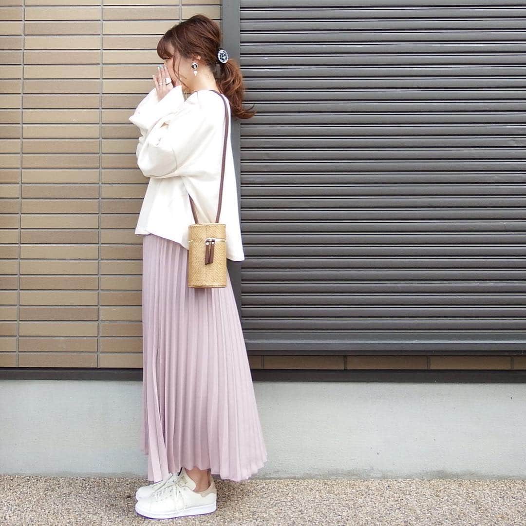 miho.a.nicoさんのインスタグラム写真 - (miho.a.nicoInstagram)「コーデの記録😊 ・ @lagemme_  @rakuten_lagemme さんのプリーツスカート着回しコーデ❤︎ ・ 長さは2種類から選べますよ😊🎵 私は長い方🎵 こちらのカラーは春の新色グレージュです✨ ・ ・ skirt#ラジエム#lagemme @rakuten_lagemme ・ ・ ・ 左から⇨ tops# @dholic_official @dholic_store_official @dholic_snap  bag# @17th.august  shoes#adidas @adidasoriginals  hair accessory# @himest.jp  pierce# @luaeprimavera ・ ・ tops# @stst0111 @ms.simple0111 shoes#converse @converse_jp bag#grl @grl_official  bracelet# @goldy_jp  watch# @klon_klon_klon ・ ・ tops# @royalparty_official  pierce# @luaeprimavera ・ ・ #cordinate #outfit#instafashion #プチプラコーデ#コーデ#コーディネート#ファッション#プリーツスカート#グレイル」3月20日 23時47分 - miho.a.nico