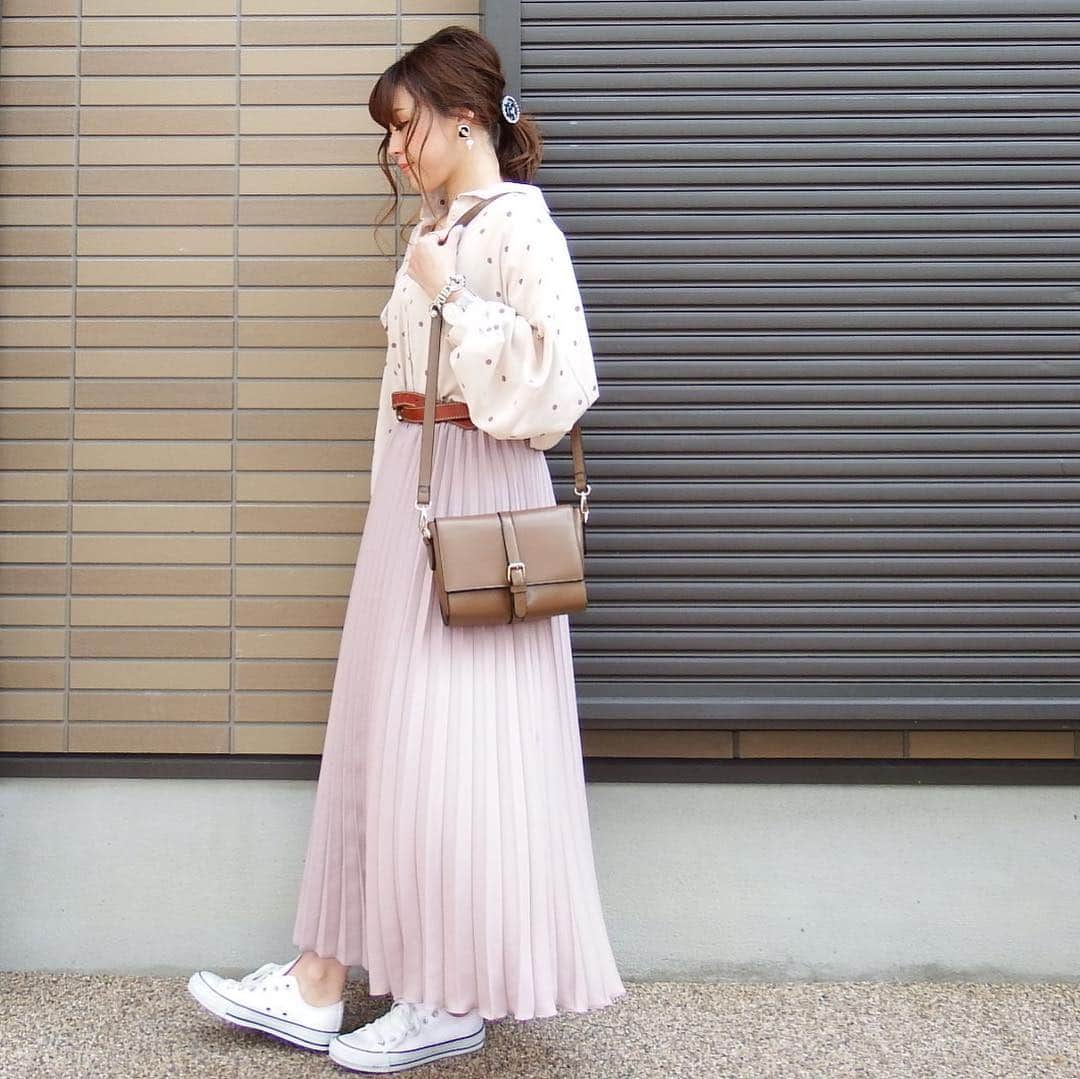 miho.a.nicoさんのインスタグラム写真 - (miho.a.nicoInstagram)「コーデの記録😊 ・ @lagemme_  @rakuten_lagemme さんのプリーツスカート着回しコーデ❤︎ ・ 長さは2種類から選べますよ😊🎵 私は長い方🎵 こちらのカラーは春の新色グレージュです✨ ・ ・ skirt#ラジエム#lagemme @rakuten_lagemme ・ ・ ・ 左から⇨ tops# @dholic_official @dholic_store_official @dholic_snap  bag# @17th.august  shoes#adidas @adidasoriginals  hair accessory# @himest.jp  pierce# @luaeprimavera ・ ・ tops# @stst0111 @ms.simple0111 shoes#converse @converse_jp bag#grl @grl_official  bracelet# @goldy_jp  watch# @klon_klon_klon ・ ・ tops# @royalparty_official  pierce# @luaeprimavera ・ ・ #cordinate #outfit#instafashion #プチプラコーデ#コーデ#コーディネート#ファッション#プリーツスカート#グレイル」3月20日 23時47分 - miho.a.nico