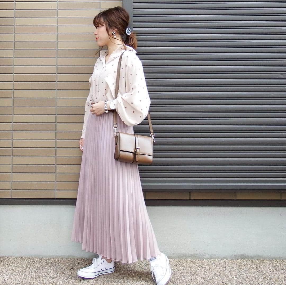 miho.a.nicoさんのインスタグラム写真 - (miho.a.nicoInstagram)「コーデの記録😊 ・ @lagemme_  @rakuten_lagemme さんのプリーツスカート着回しコーデ❤︎ ・ 長さは2種類から選べますよ😊🎵 私は長い方🎵 こちらのカラーは春の新色グレージュです✨ ・ ・ skirt#ラジエム#lagemme @rakuten_lagemme ・ ・ ・ 左から⇨ tops# @dholic_official @dholic_store_official @dholic_snap  bag# @17th.august  shoes#adidas @adidasoriginals  hair accessory# @himest.jp  pierce# @luaeprimavera ・ ・ tops# @stst0111 @ms.simple0111 shoes#converse @converse_jp bag#grl @grl_official  bracelet# @goldy_jp  watch# @klon_klon_klon ・ ・ tops# @royalparty_official  pierce# @luaeprimavera ・ ・ #cordinate #outfit#instafashion #プチプラコーデ#コーデ#コーディネート#ファッション#プリーツスカート#グレイル」3月20日 23時47分 - miho.a.nico