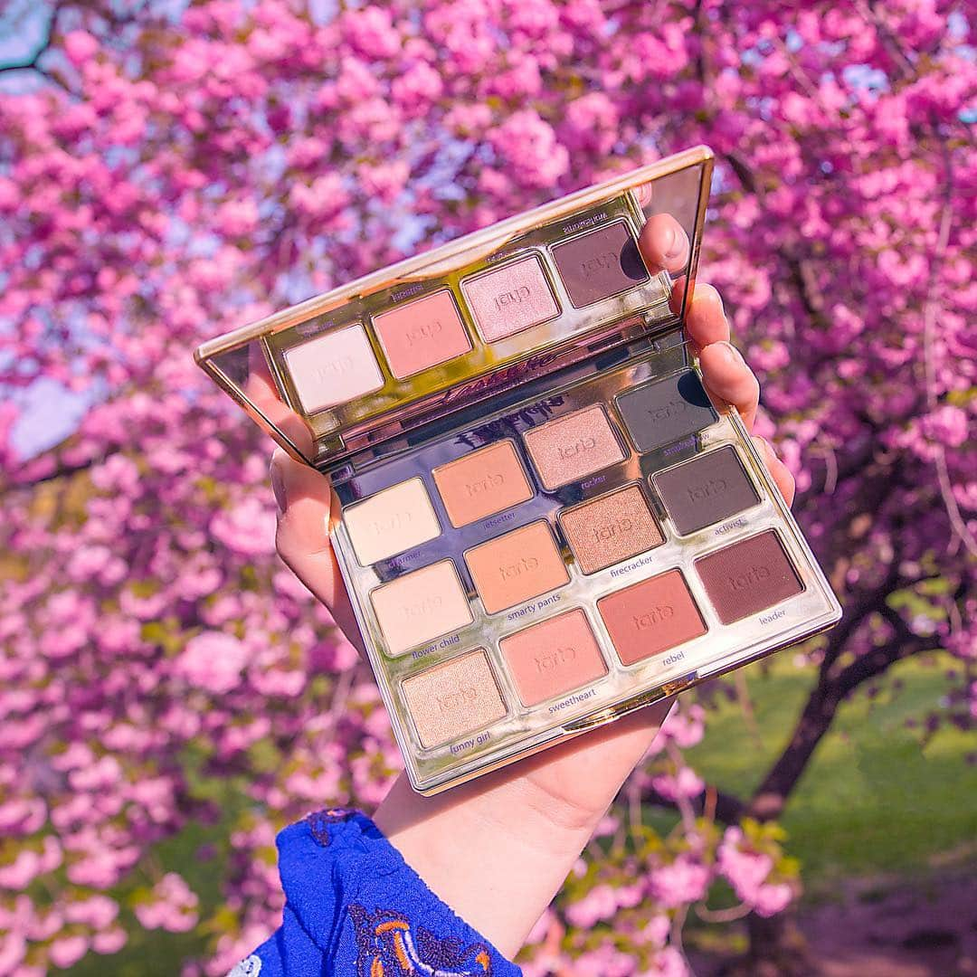 Tarte Cosmeticsさんのインスタグラム写真 - (Tarte CosmeticsInstagram)「Happy #FirstDayofSpring, tartelettes! Create bloomin' looks with our easy-to-use tartelette in bloom clay palette 🌸🌸🌸 This MUST-HAVE is packed with the perfect combo of microshimmers & mattes for wearable looks all day, every day! #crueltyfree #rethinknatural #tartelette #claypowered #naturalartistry #slaywithclay #clayallday #claypowered」3月20日 23時47分 - tartecosmetics